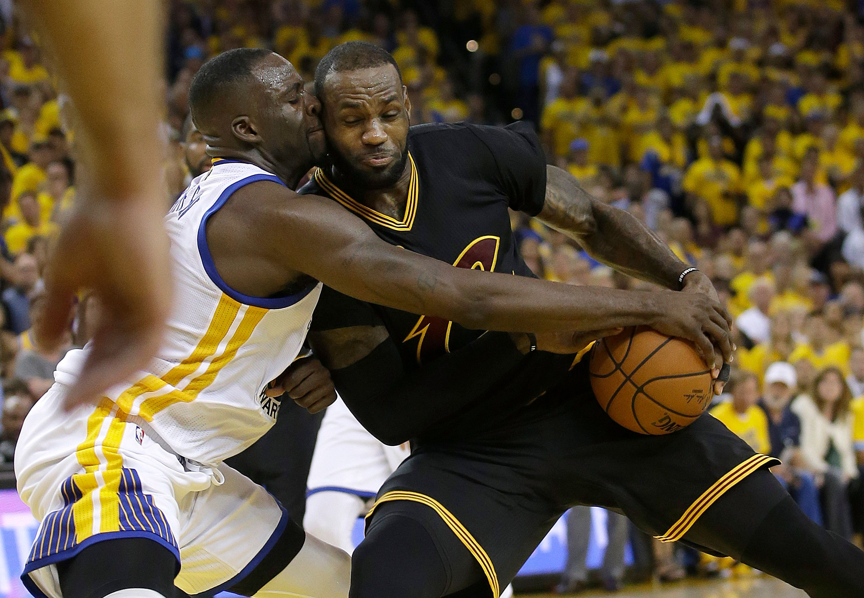 NBA總冠軍賽最後決戰，騎士詹姆斯（LeBron James）與勇士格林（Draymond Green）激烈對抗（美聯社）