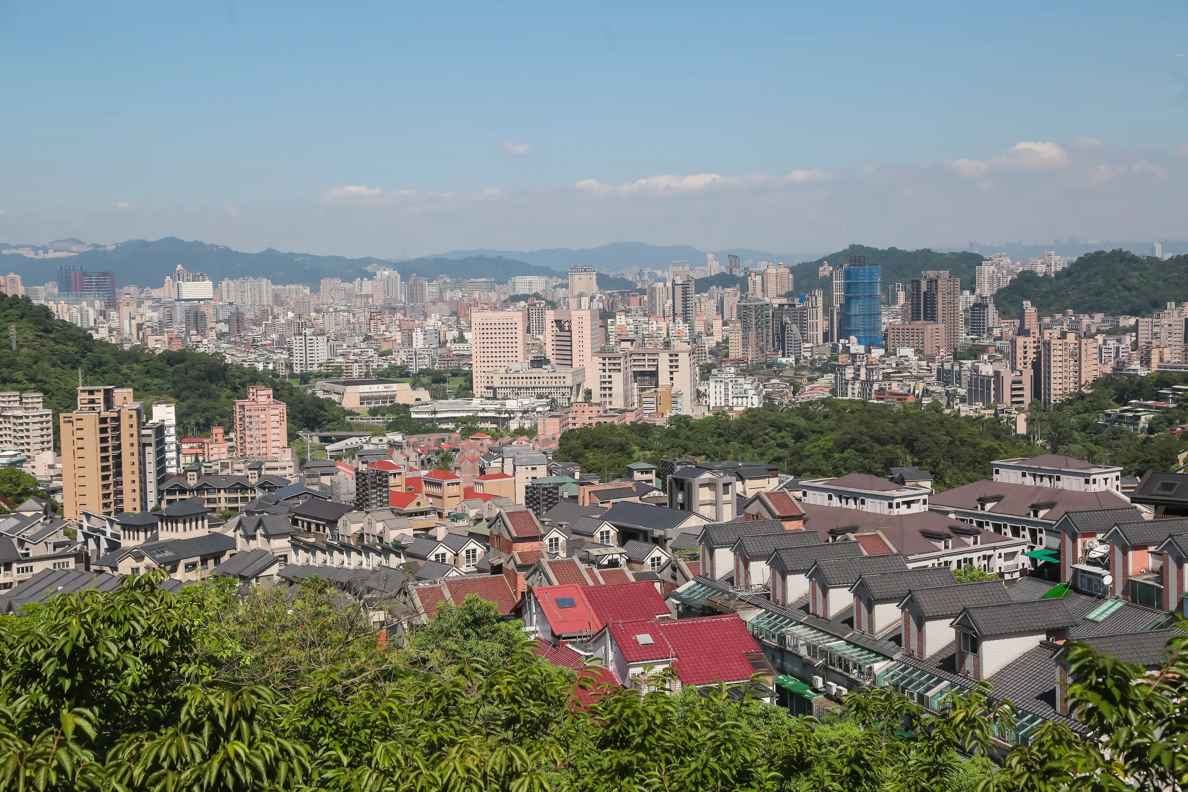 於指南宮半山腰處俯瞰大台北盆地。（顏麟宇攝）