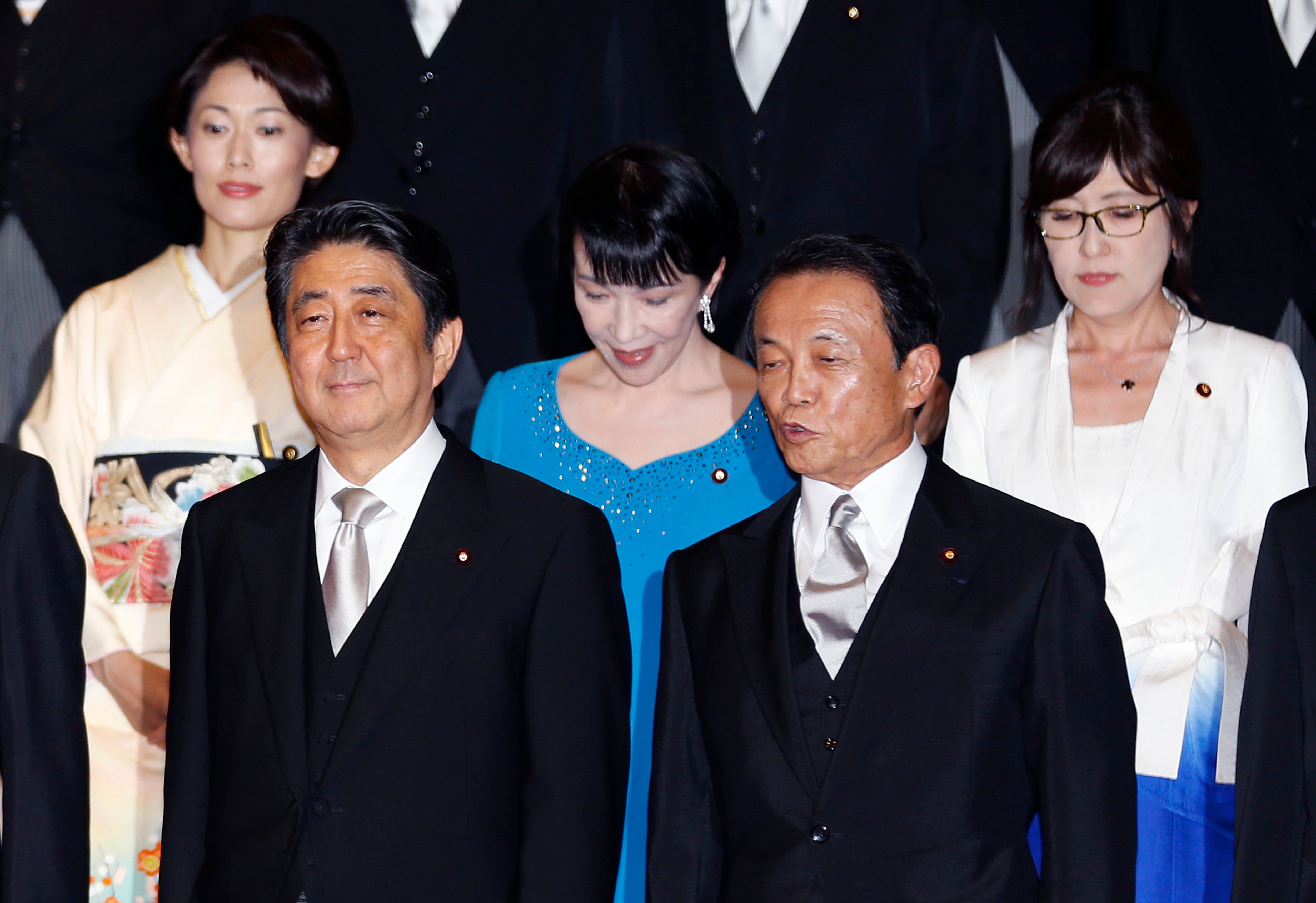 日本内閣改造、首相安倍晋三（前列左）副首相麻生太郎（前列右）総務相高市早苗（後列左）オリンピック相丸川珠代（後列左）防衛相稲田朋美と集合写真（AP通信）