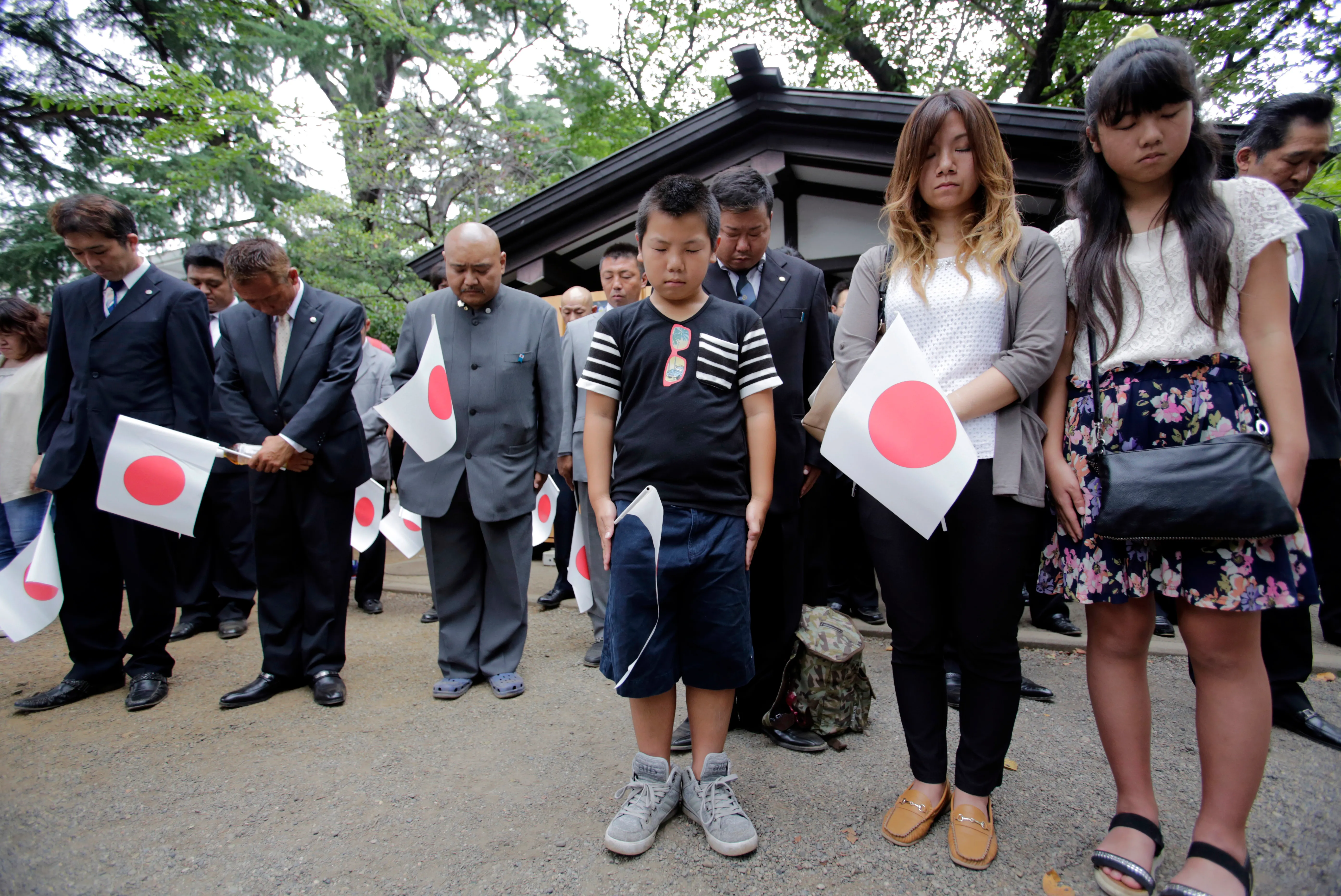 靖国神社参拝の日本市民。（美聯社）
