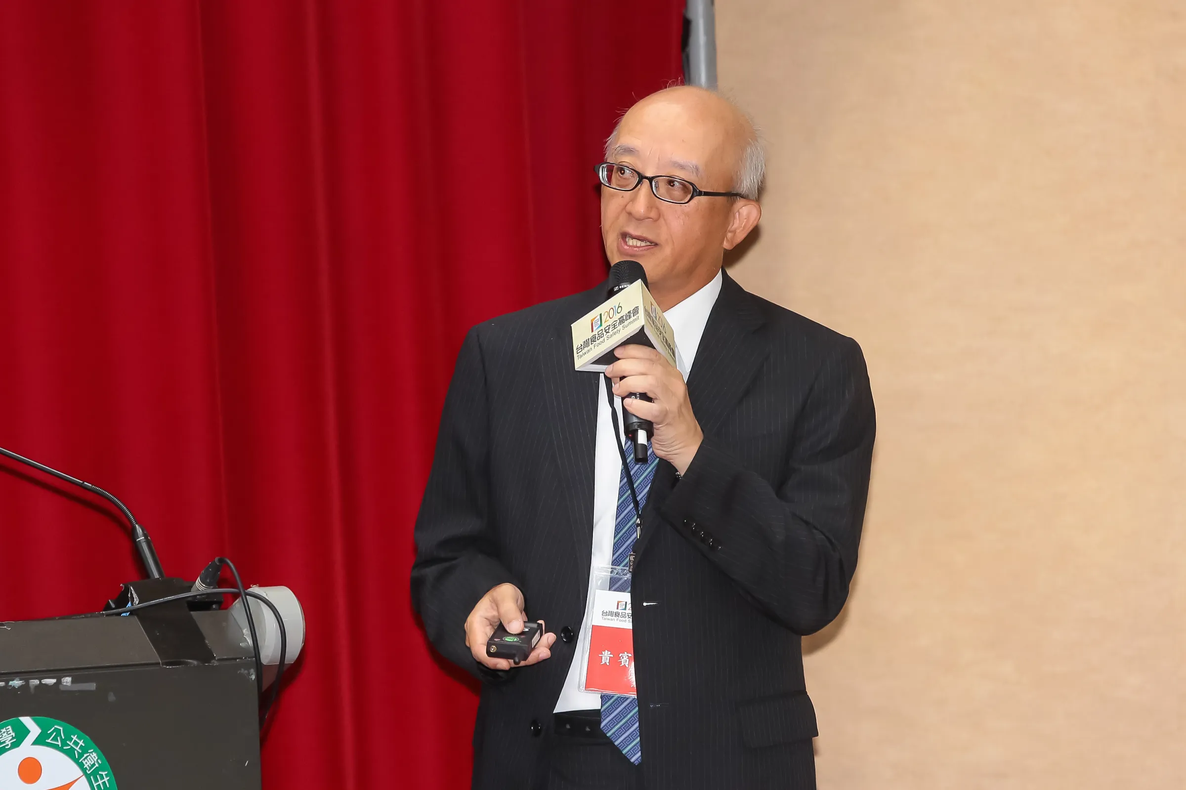20160830-行政院食品安全弁公室主任・康照洲氏が30日、「2016台湾食品安全サミット」に出席し、国内の食品安全の現状について語った。（顔麟宇撮影）