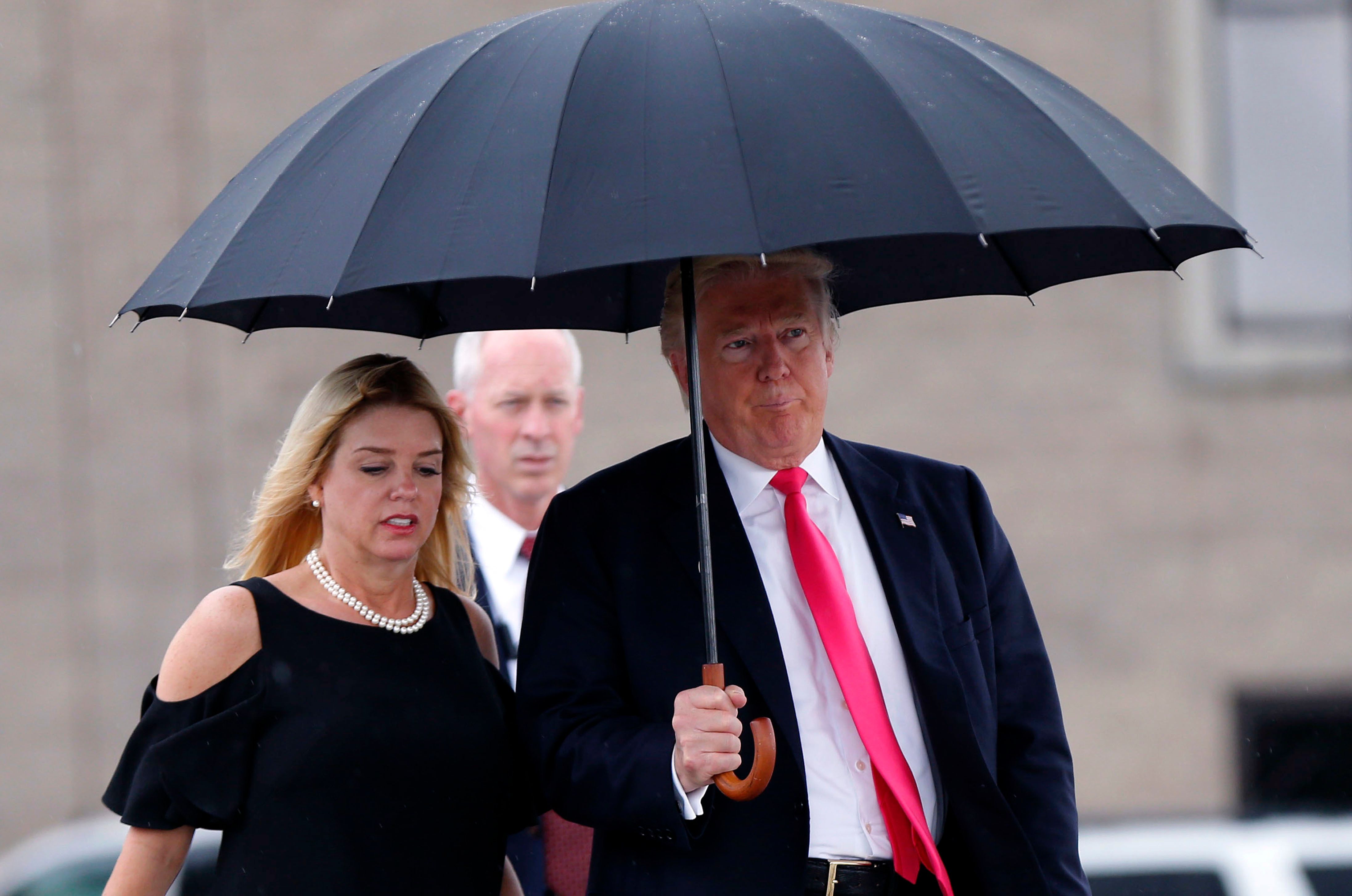 川普與佛羅里達州檢察官邦迪一同出現在川普造勢場合。（美聯社）