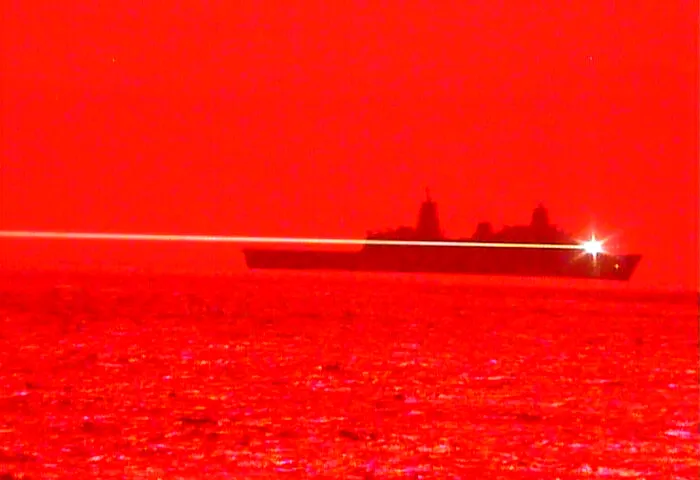 美國海軍一艘軍艦實測能破壞飛行中航空器的新型高能雷射武器，成功摧毀一架無人機（U.S. Pacific Fleet@Flickr / CC BY-NC 2.0）