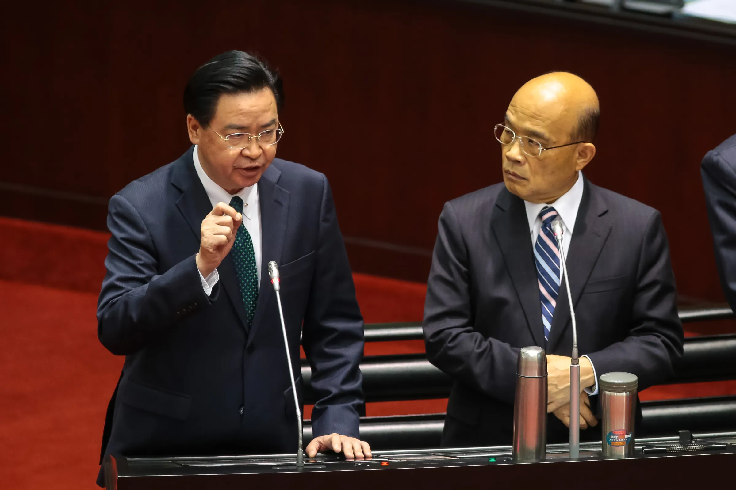 20190219-行政院長蘇貞昌（右）、外交部長吳釗燮（左）19日於立院備詢。（顏麟宇攝）