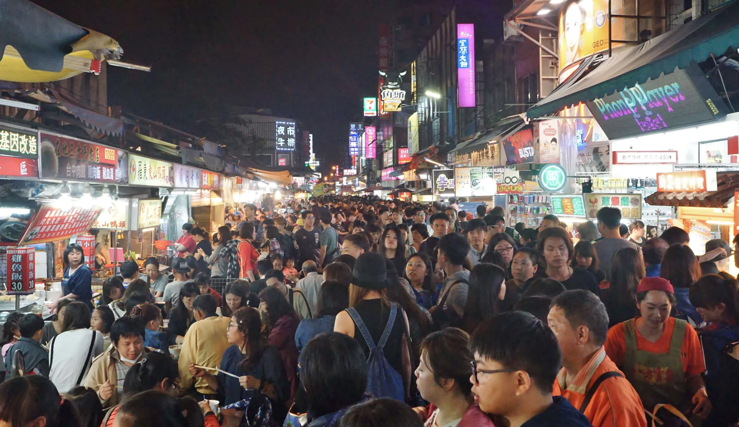 20200508-新冠肺炎疫情造成海外旅遊市場急凍，圖為羅東夜市人潮爆滿。（盧逸峰攝）
