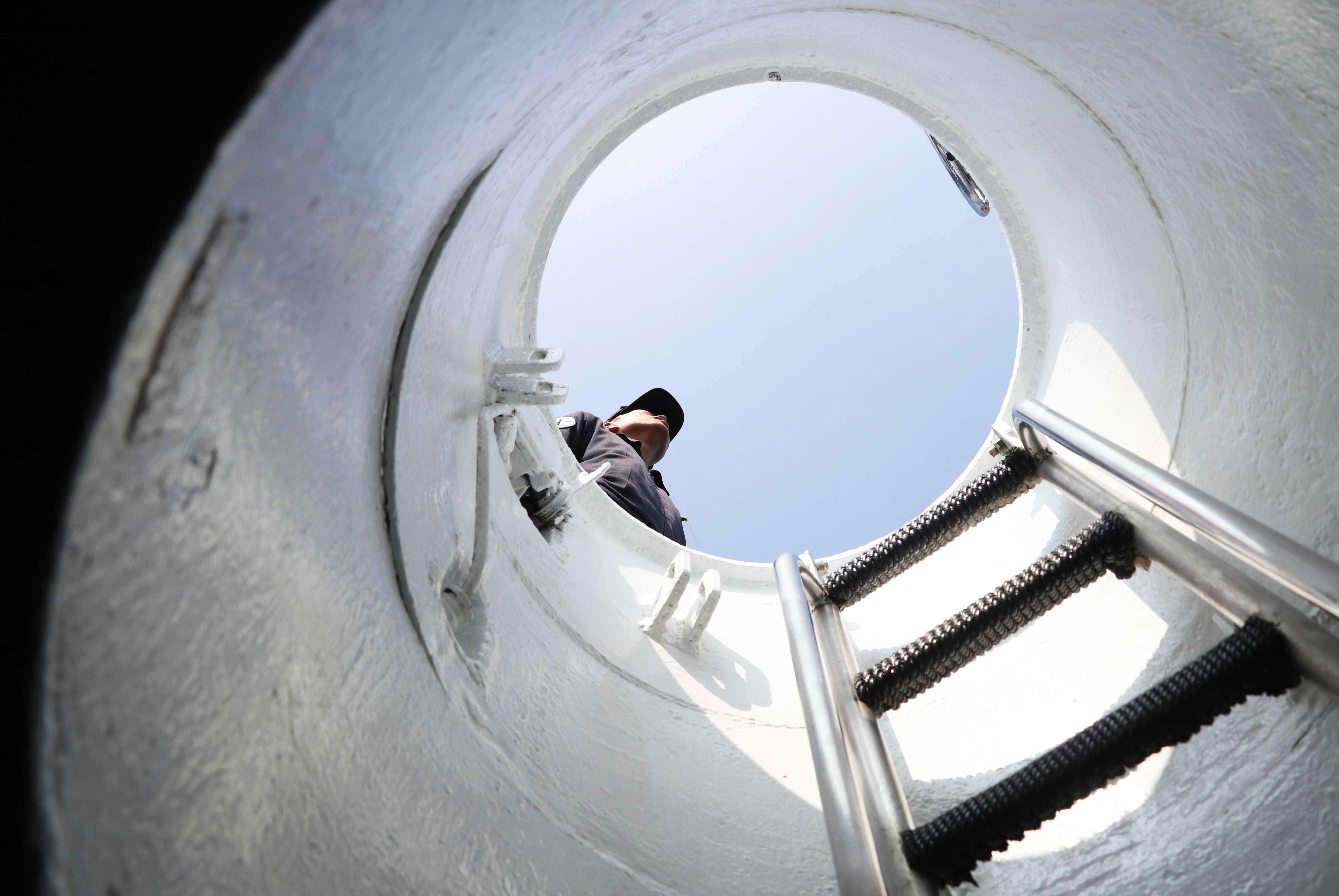 20170118-國軍春節加強戰備巡弋第二日，來到海軍左營基地。圖為現場展示海軍茄比級海豹潛艦。由於潛艦出海後，幾乎完全阻斷與外界聯繫，陽光、藍天變成為遙不可及接觸的一切。(蘇仲泓攝)