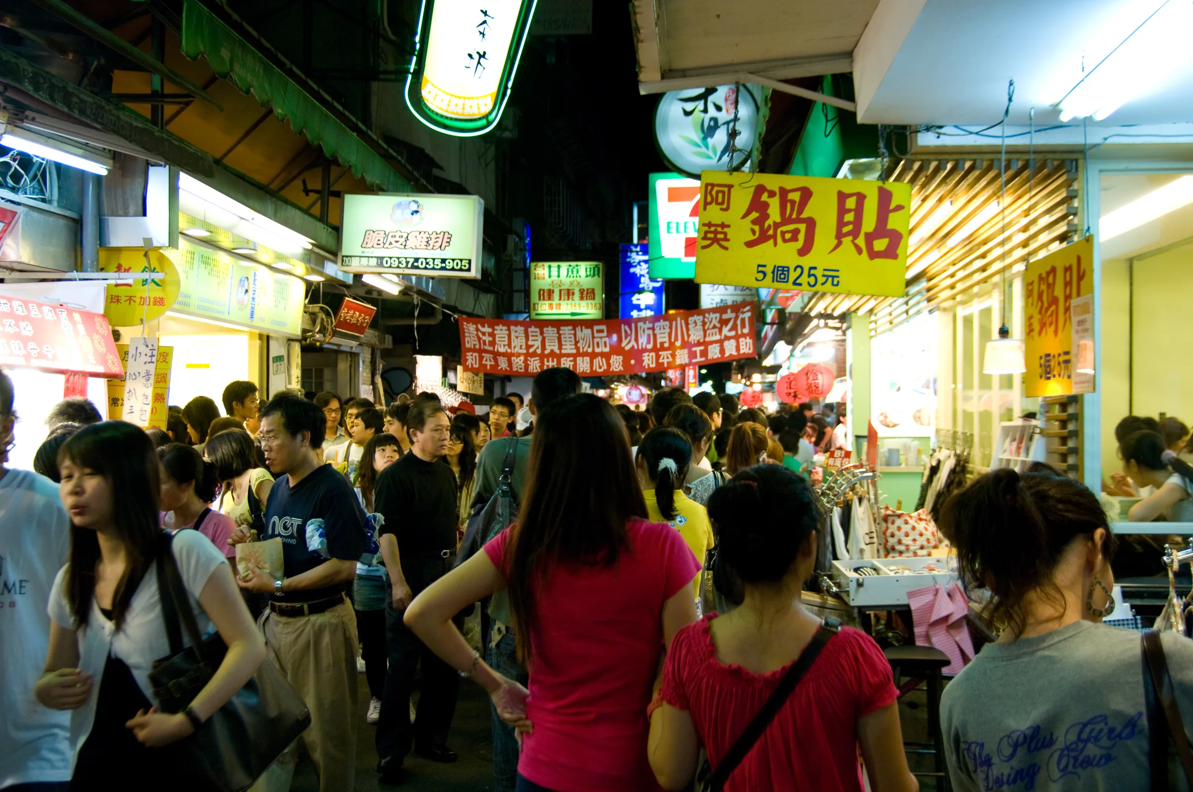 師大夜市早已褪去過去人潮擁擠的噪雜，轉型為極具人文氣息的精緻商圈。（圖／師大夜市-Kinden Kuo@flicker）
