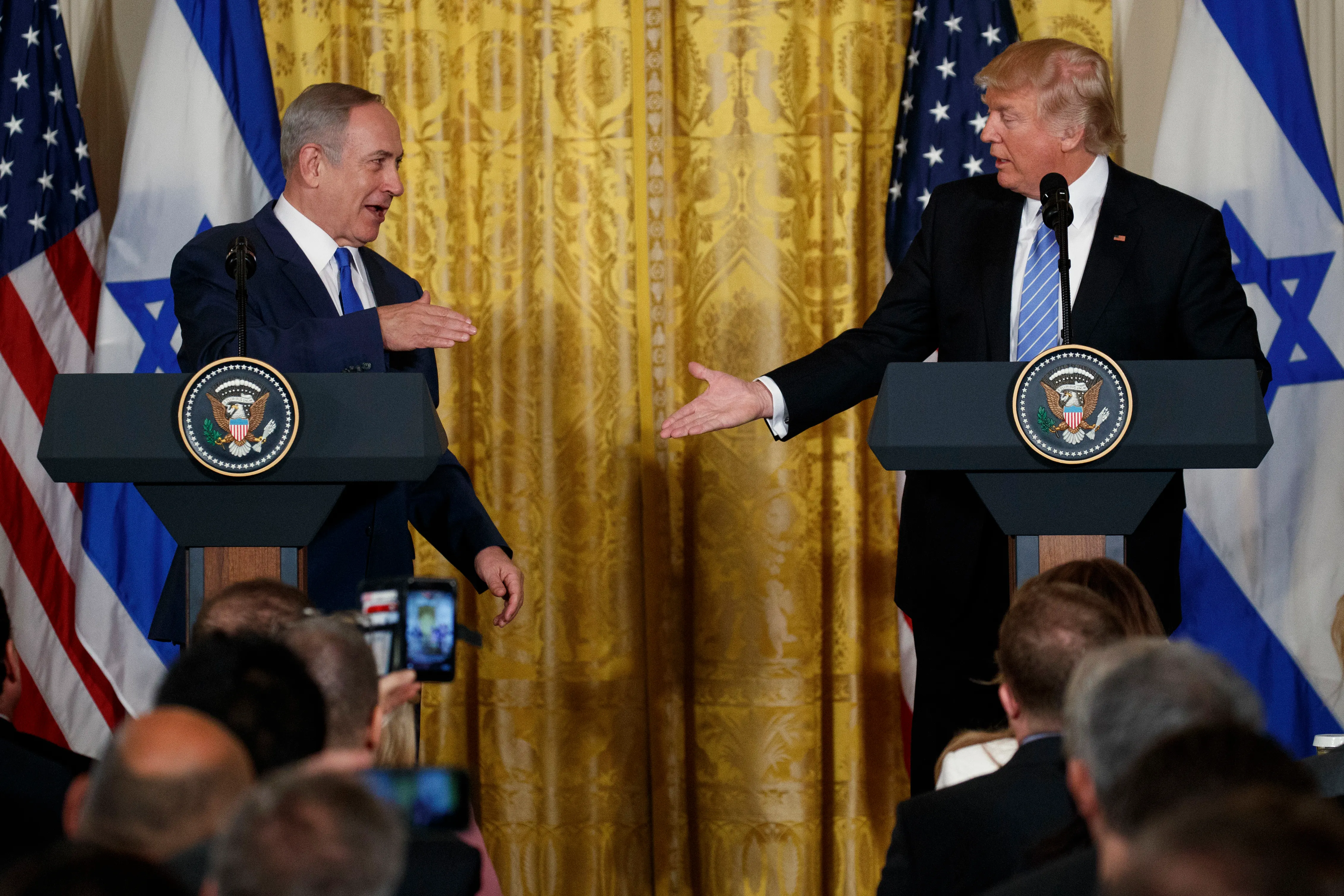 アメリカ大統領トランプがイスラエル首相ネタニヤフと会見し、パレスチナとイスラエルの二国家解決案をもう主張しないことを明かした。（美聯社）