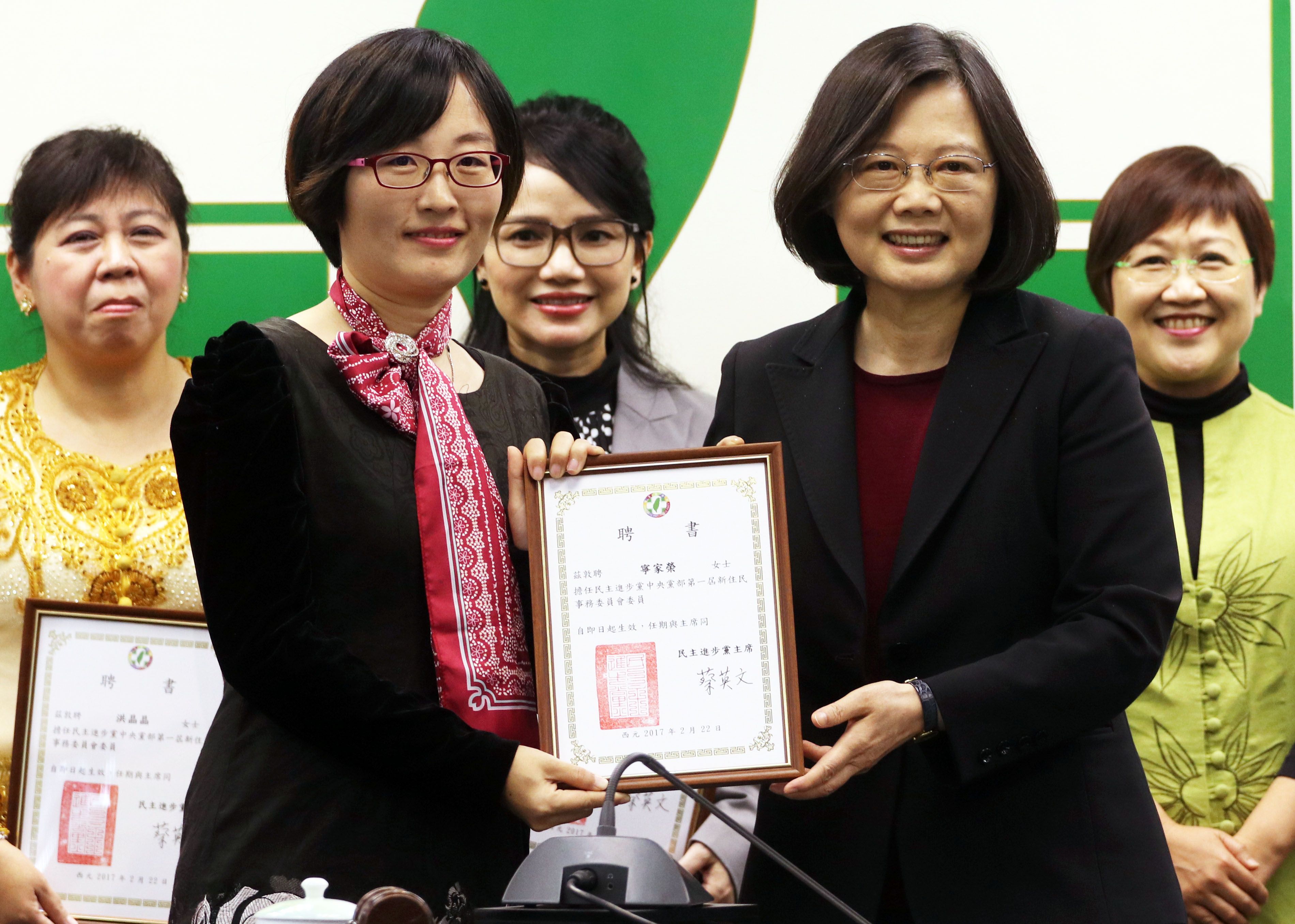 20170222-民進黨主席蔡英文下午主持中常會，會前為「新住民事務委員會」中國籍委員寧家榮授證。(蘇仲泓攝)