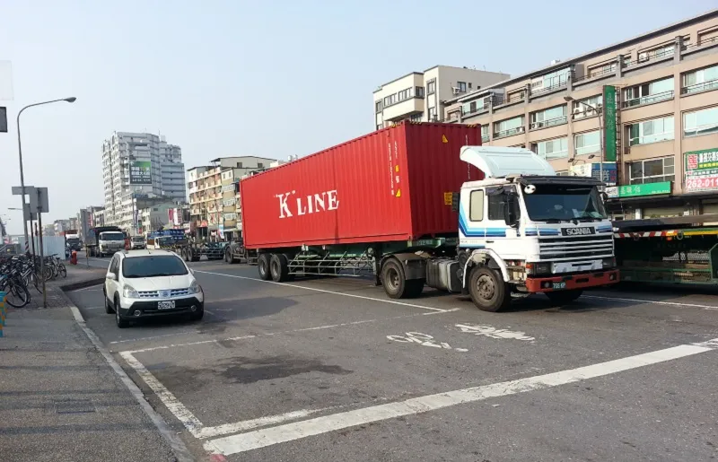 大林蒲不止空污，還有大量貨櫃車的噪音及交通風險。（朱淑娟提供）