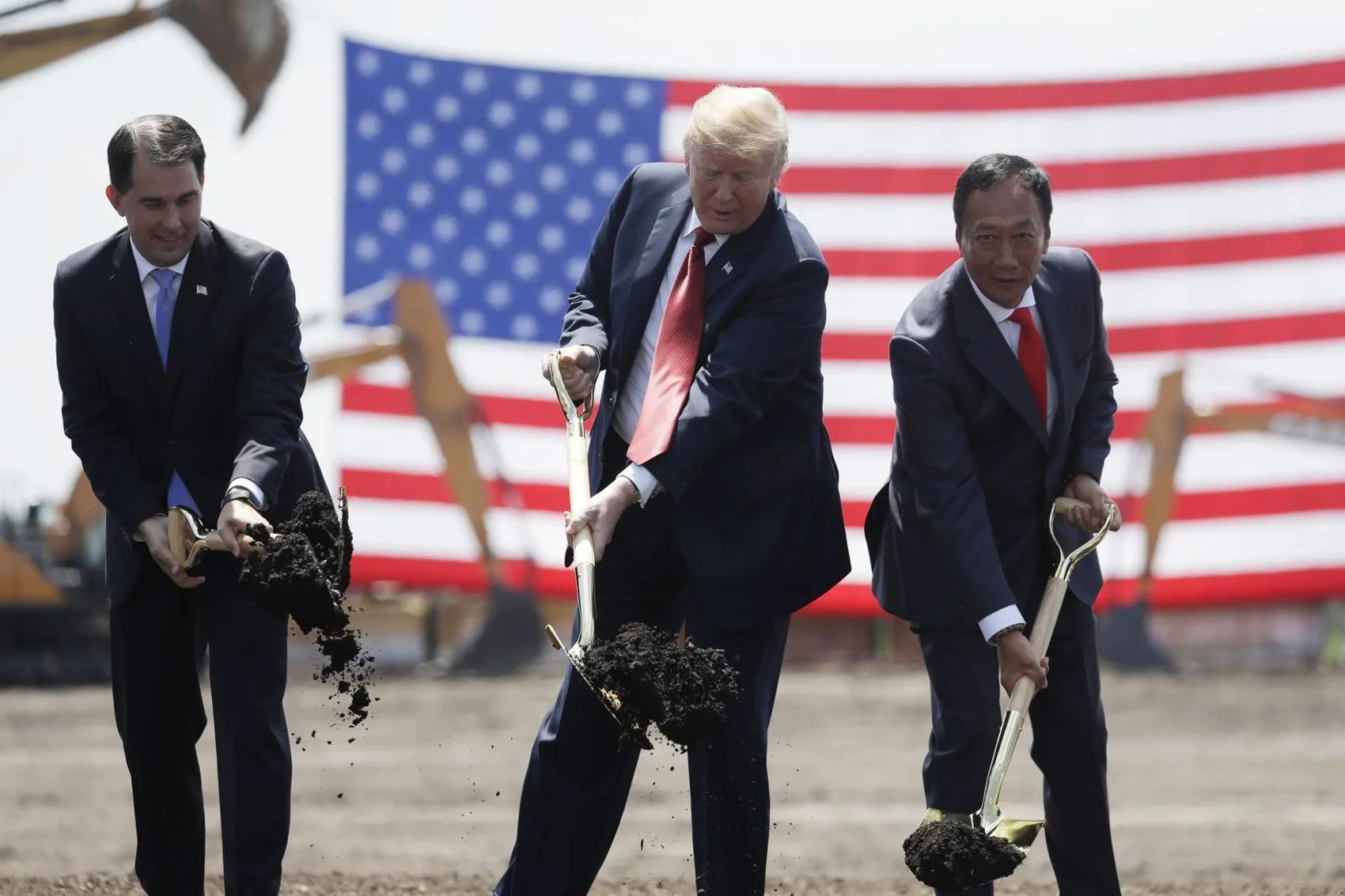 2018年6月末、アメリカ大統領トランプと鴻海会長郭台銘が富士康のウィスコンシン州LCD工場の起工式を行った。（AP）