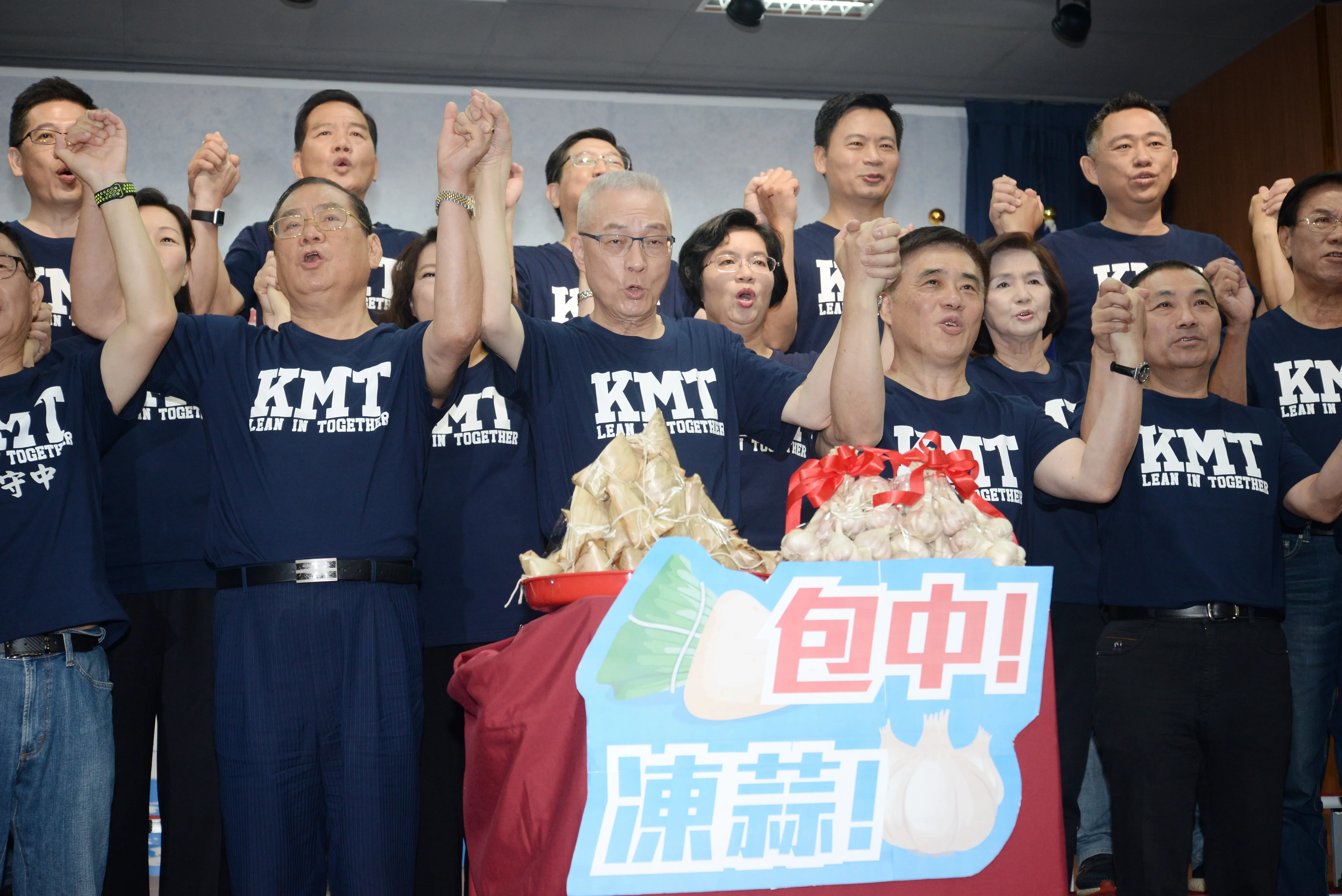 黨主席吳敦義今（14）日上午率各縣市長提名人在中央黨部舉行首場聯合造勢。（甘岱民攝）