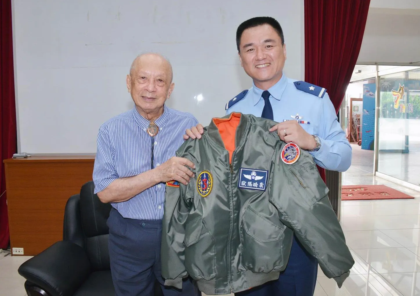 20200505-空戰英雄歐陽漪棻（左）於5日中午病逝台中榮總，享壽90歲。（取自青年日報）