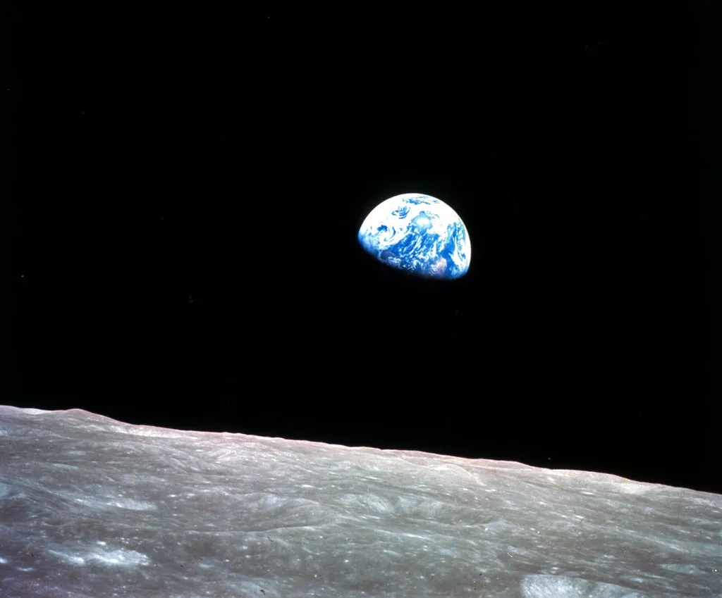 1968年12月24日，3名美國太空人搭乘阿波羅8號太空船，進行人類首次繞行月球軌道任務，並於途中以相機拍下人類史上第一張「地球升起」照片。