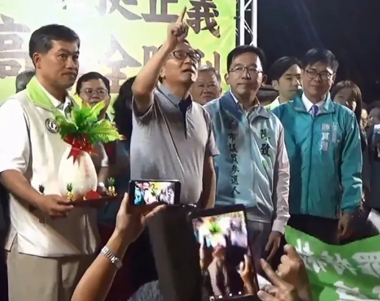 20180317-前總統陳水扁為子陳致中站台，民進黨高雄市長提名人陳其邁也到場力挺。（取自陳致中臉書影片）