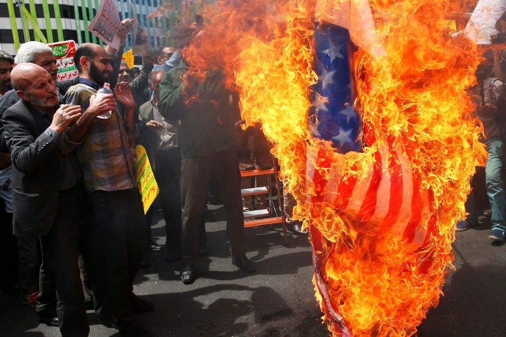 2018年5月11日，伊朗首都德黑蘭的民眾，抗議川普退出伊朗核子協議，焚燒美國國旗。（AP）