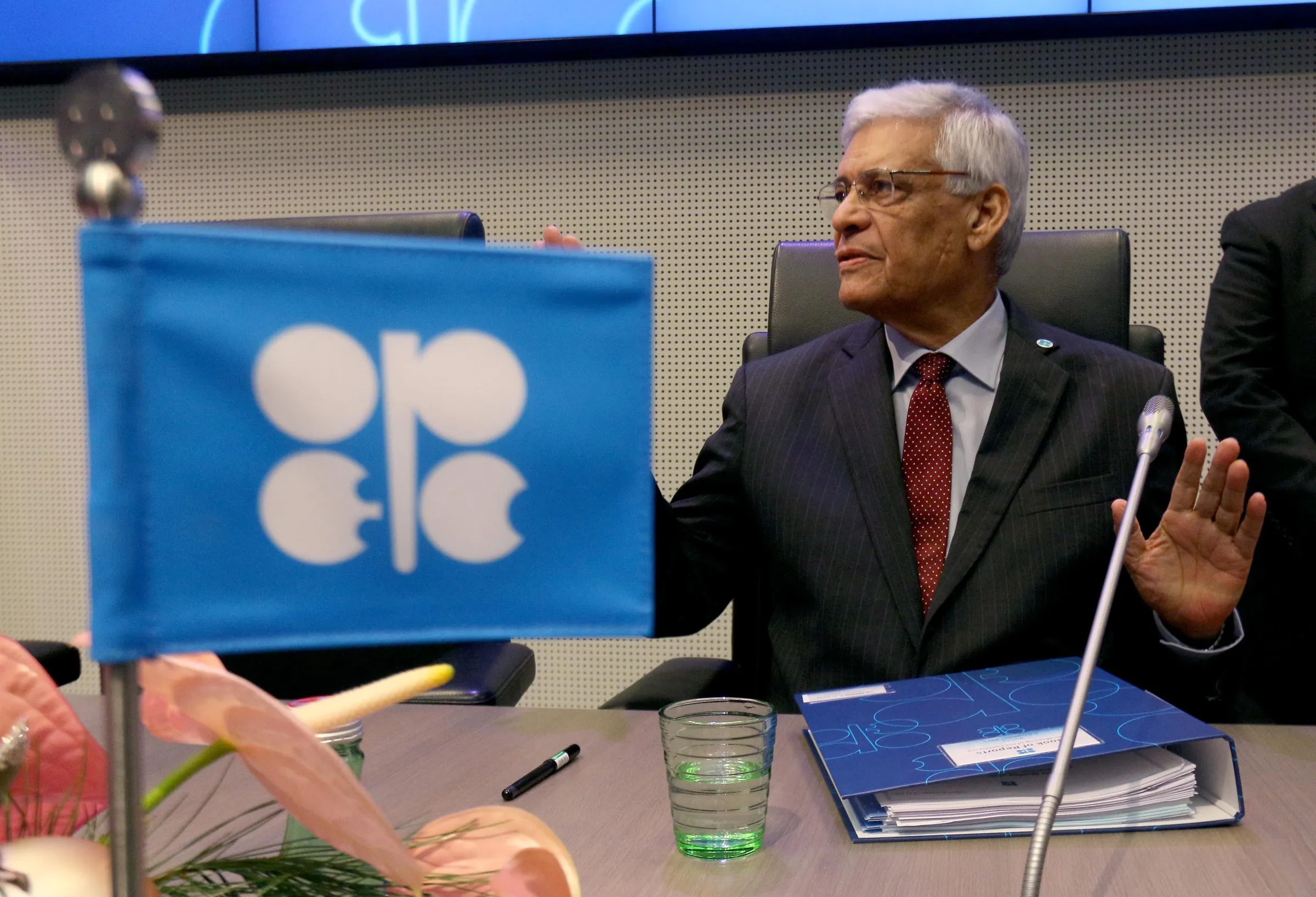 OPEC於4日決議不減產，未來油價將繼續探底。（美聯社）