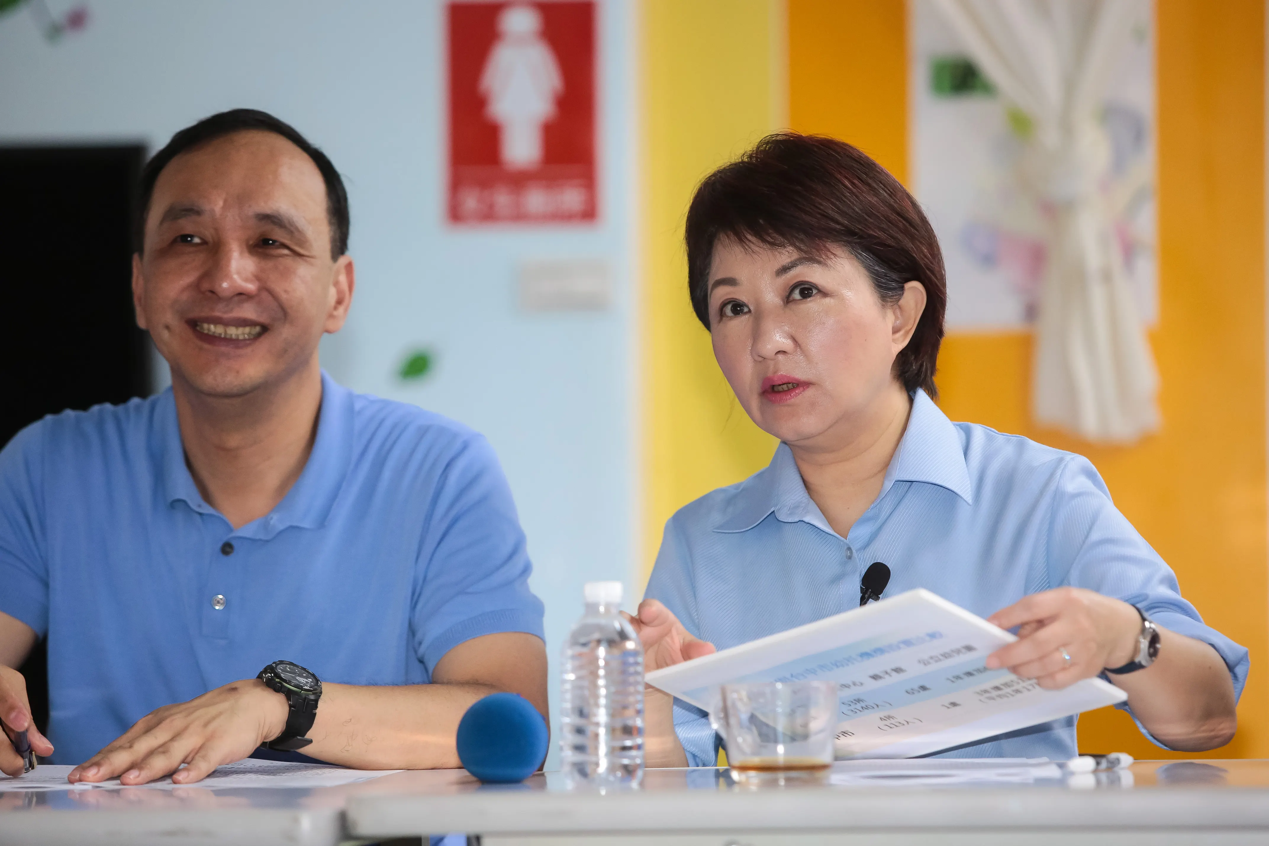 盧秀燕（右）不選黨主席，朱立倫（左）在無人扛得起國民黨的情境下「被動續任」的劇本目前不能排除。（資料照，顏麟宇攝）