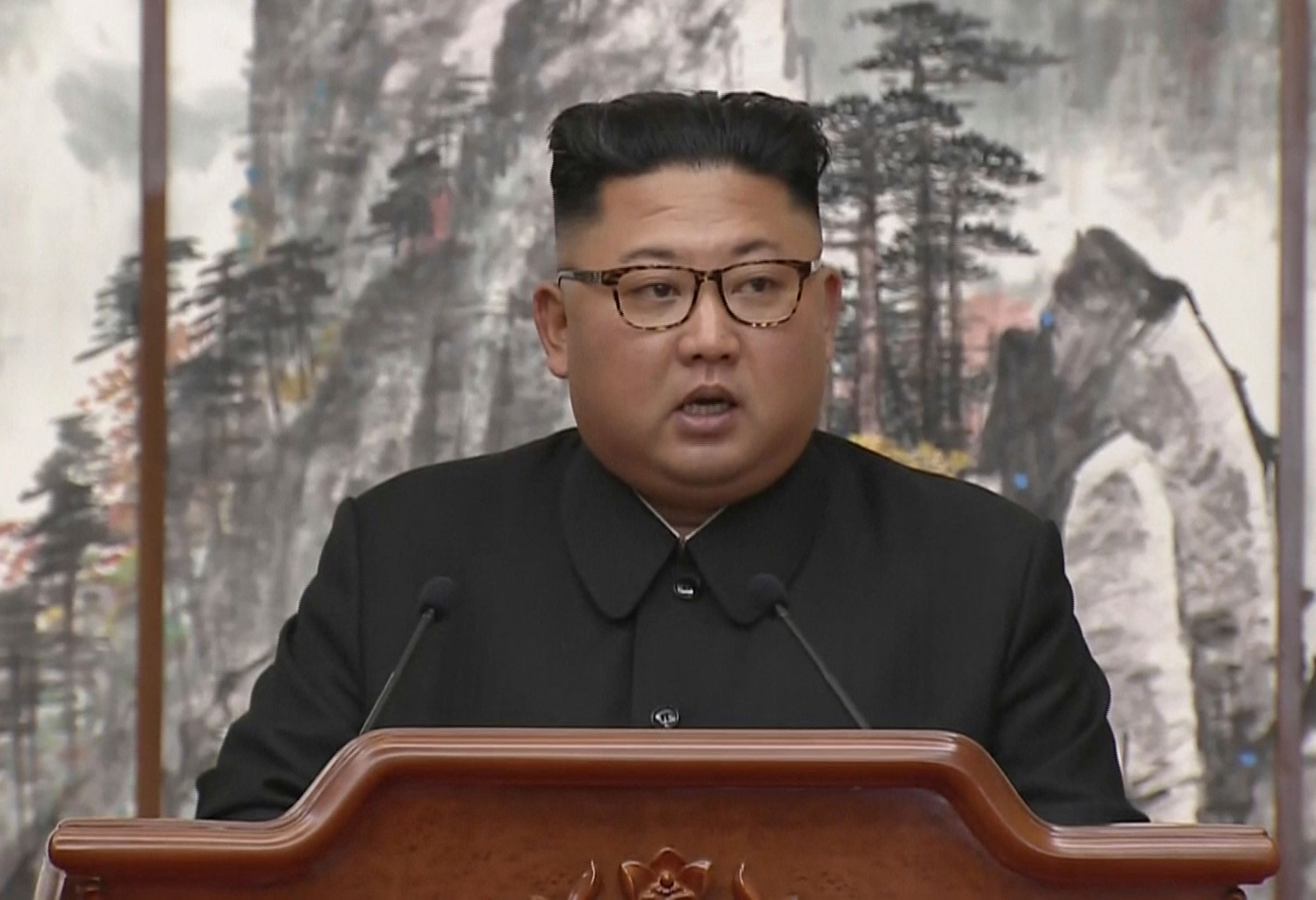 2018年9月19日平壤峰會，南韓總統文在寅和北韓（朝鮮）國務委員會委員長金正恩簽署《平壤共同宣言》（AP）