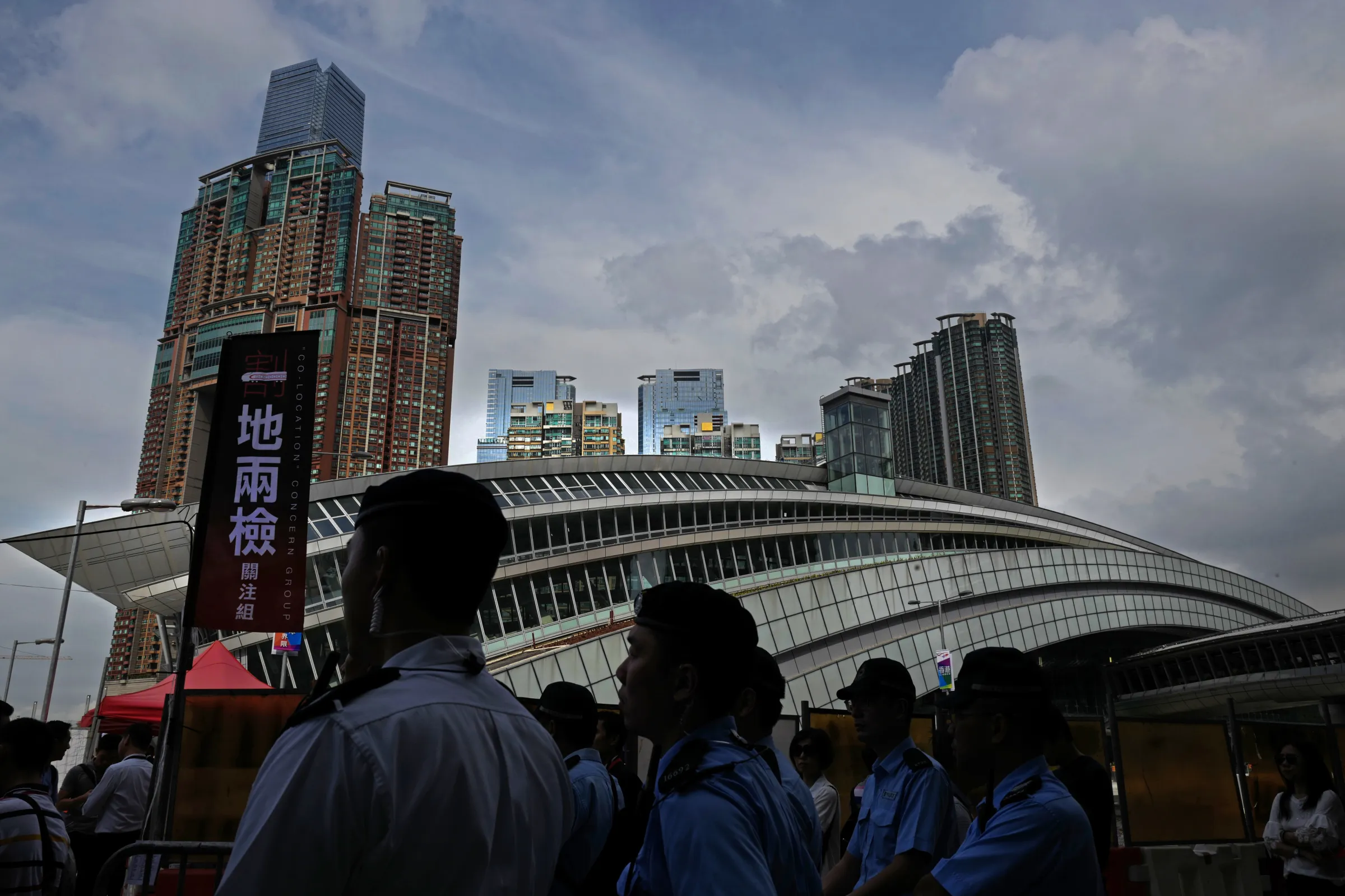 深港高鐵香港段通車23日，「一地兩檢」制度引發部分港人憂心港府在高鐵站內劃分特定地方供大陸執法人員使用，是「割地賣港」。(美聯社)