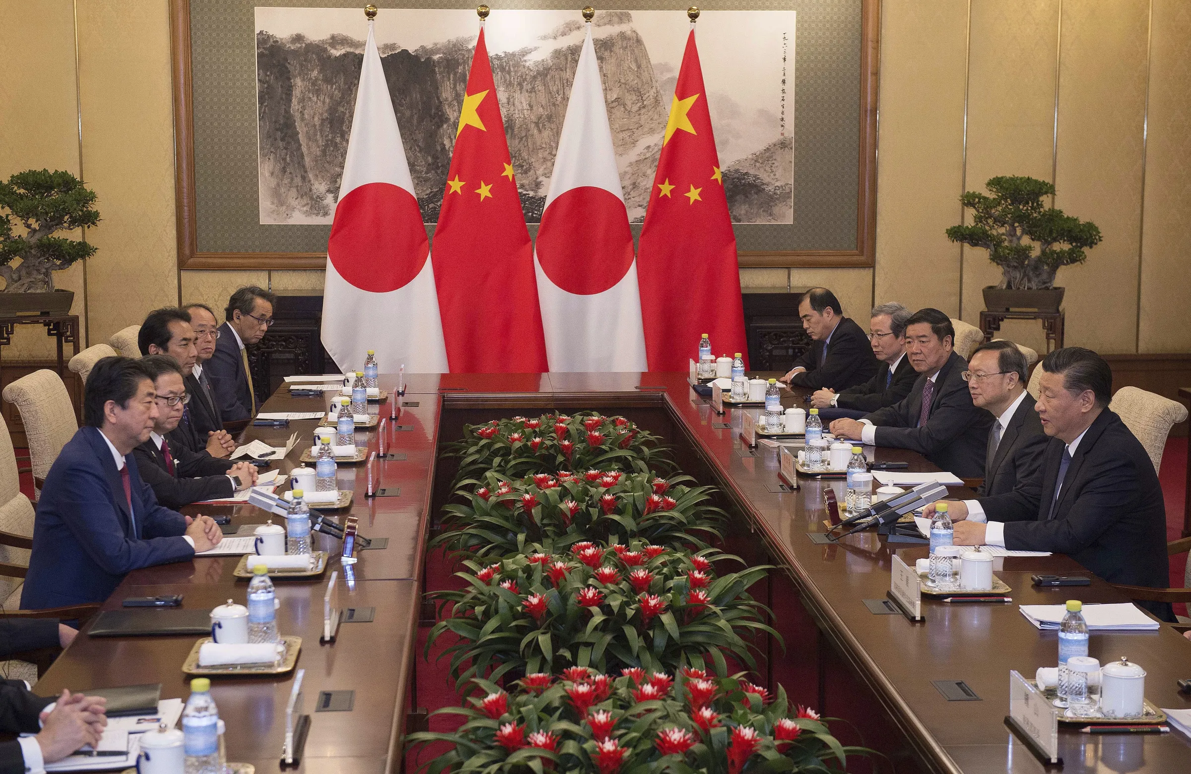 26日傍晚習近平與安倍晉三舉行會談，希望將兩國關係由競爭轉向合作，開啟中日關係新時代。(美聯社)