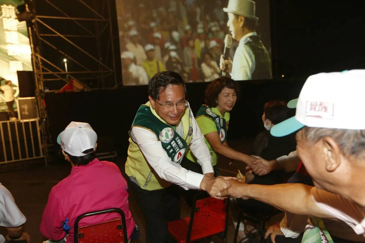 再選を目指す嘉義市長涂醒哲氏が「改革を前に進め、台湾を守ろう」という嘉義市総力集会に出席。（新新聞郭晋瑋撮）.jpg