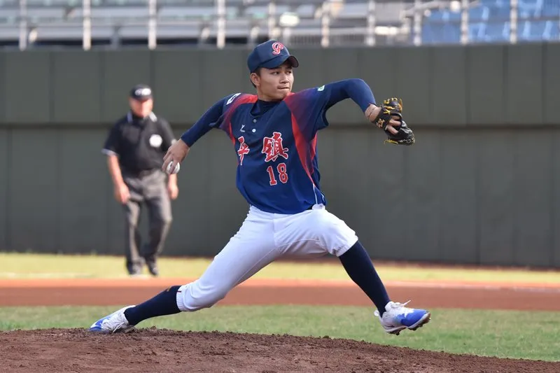 20181118中信盃黑豹旗冠亞軍戰，平鎮高中棒球隊先發投手，背號18號徐若熙。(資料照，王永志攝) 