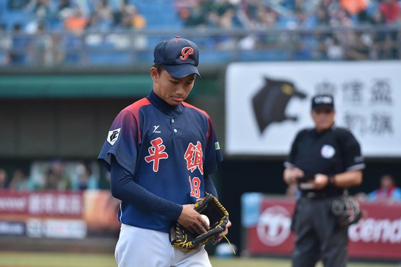 20181118中信盃黑豹旗冠亞軍戰，桃園平鎮先發投手，背號18號徐若熙。(資料照，王永志攝) 