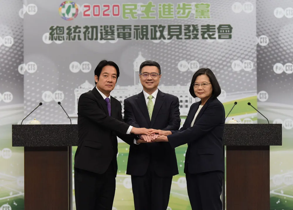 蔡氏（右）が2020年の総統再選を目指した際、頼氏（左）がこれに挑戦状を突きつけた。（写真＝民進党中央党部提供）