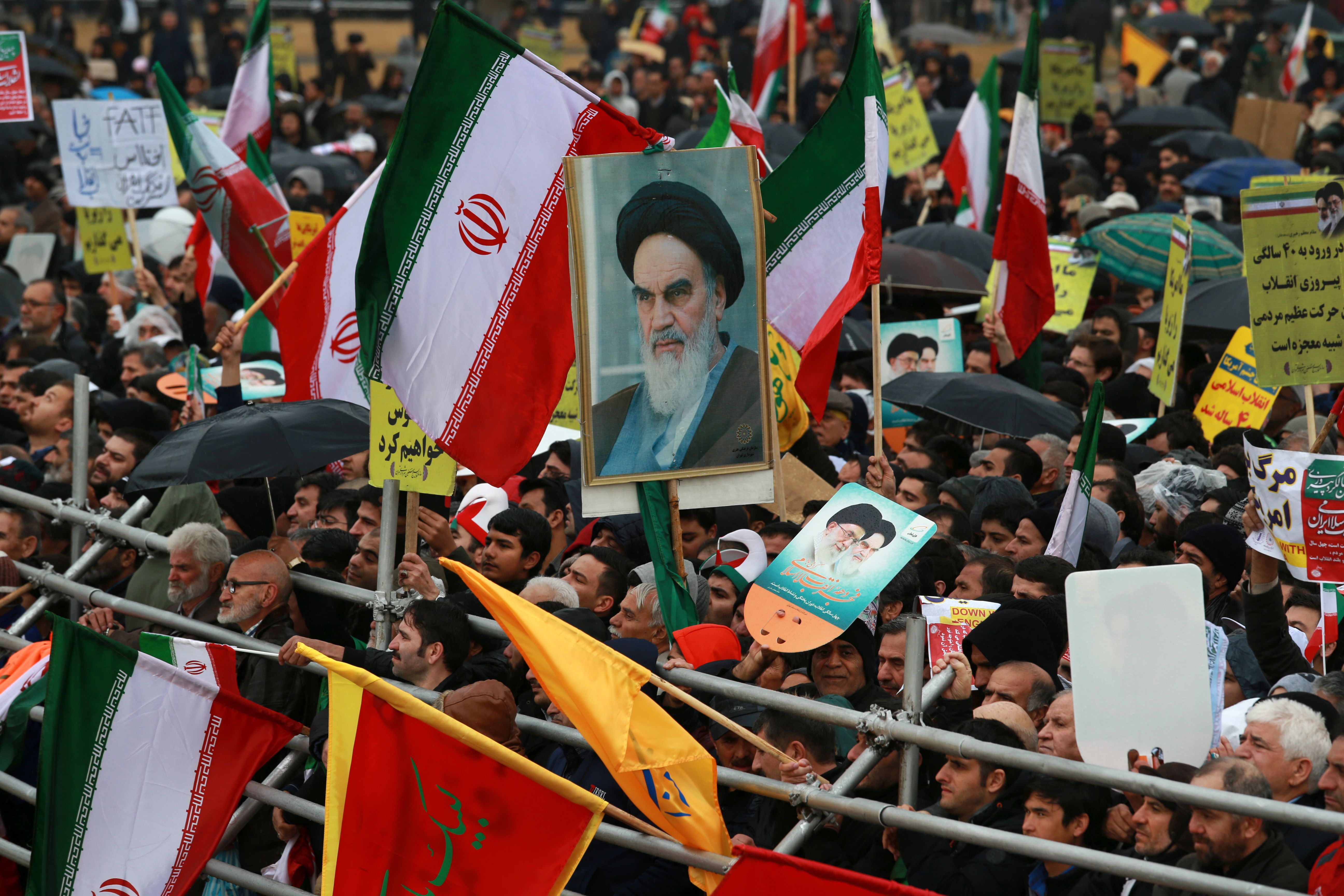 イラン革命40周年：市民が前最高指導者ホメイニの肖像を掲げる（AP通信）