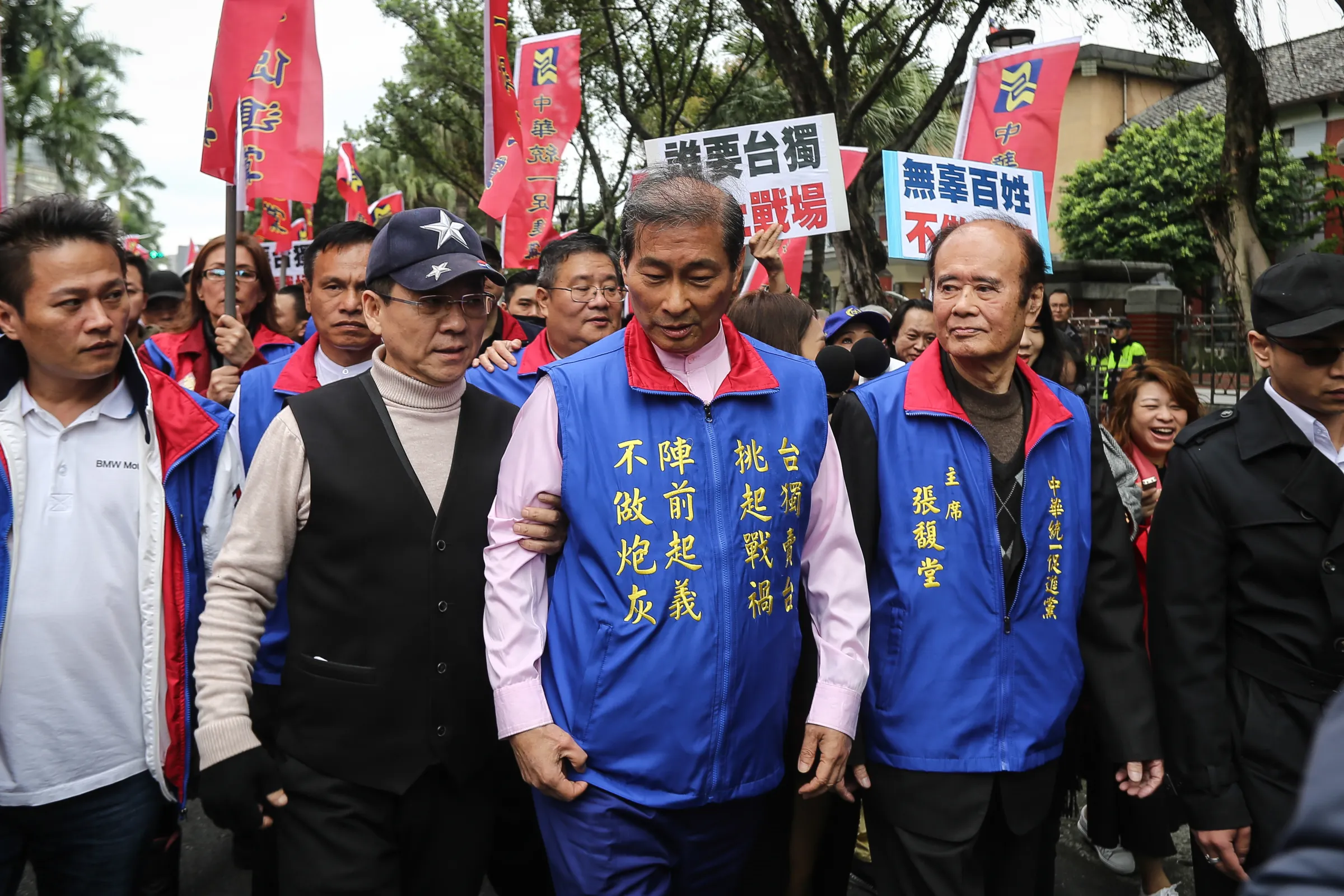 20190226-張安樂不滿行政院長蘇貞昌「掃把說」，於２６日上午率統促黨成員赴立法院正門抗議。（陳品佑攝）