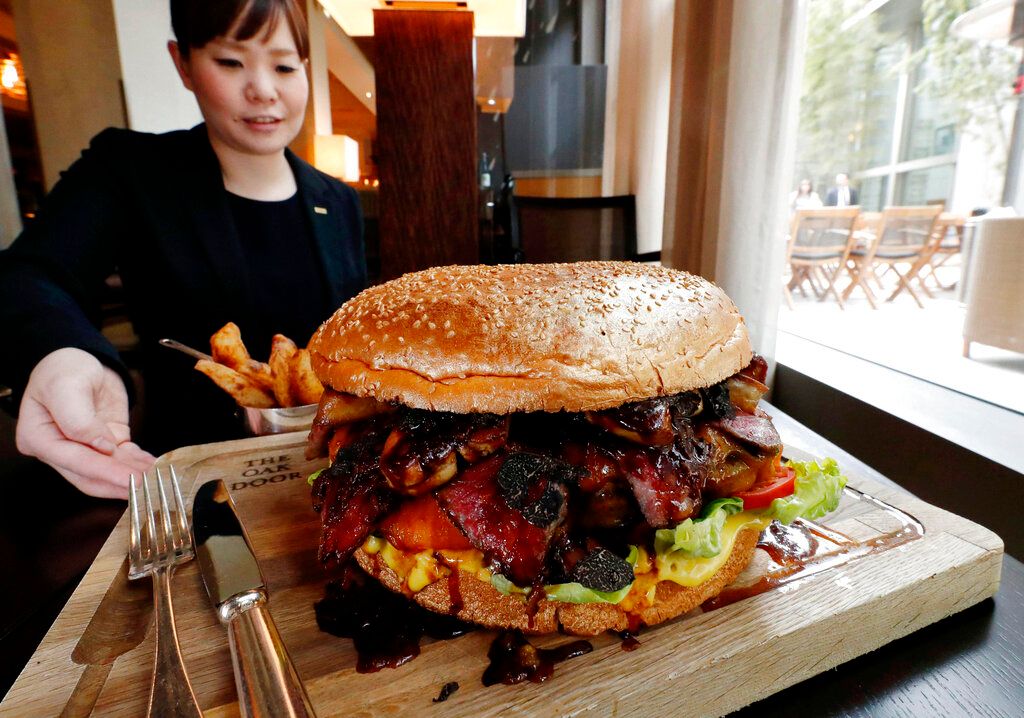 東京君悅酒店（Hotel Grand Hyatt Tokyo）的「黃金巨無霸和牛堡」。（美聯社）