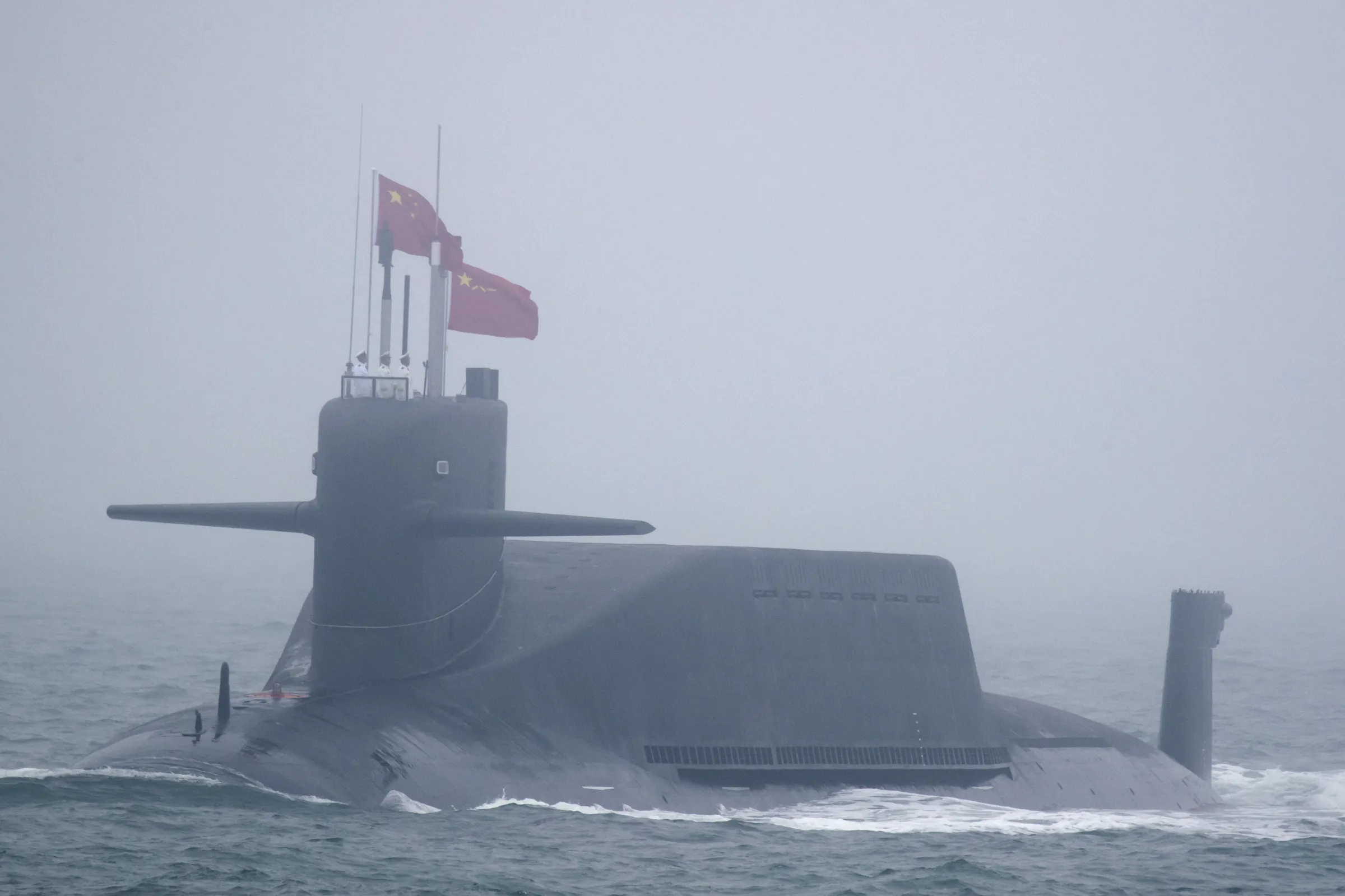 卡瓦納認為，中國取得台灣後雖可在台灣東海岸部署潛艦，但軍事收益有限。圖為2019年4月23日，中國海軍建軍70周年海上閱兵中的晉級核動力潛艦長征10號。（美聯社）