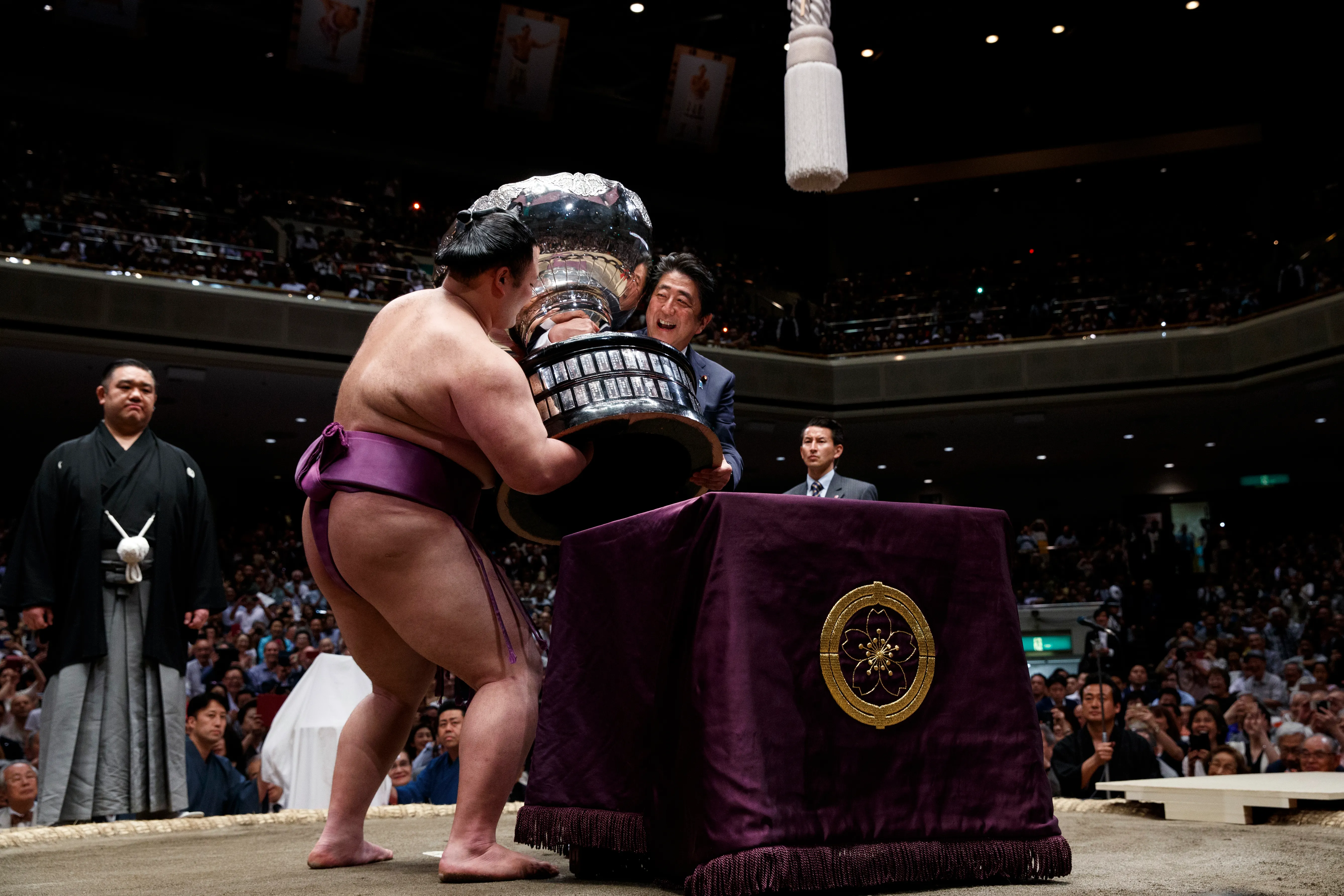 2019年5月26日，日本首相安倍晉三陪同美國總統川普在東京觀看大相撲夏季賽事「千秋樂」，並頒贈「內閣總理大臣盃」。（AP）