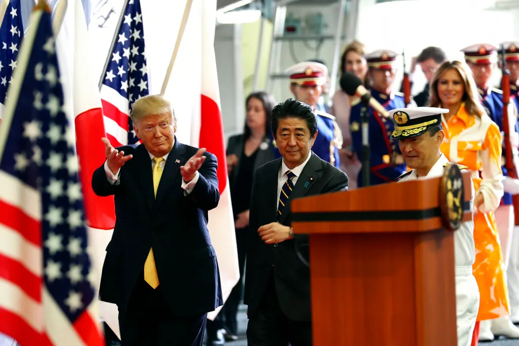 美國總統川普與日本首相安倍晉三28日一同登上加賀號視察。（美聯社）