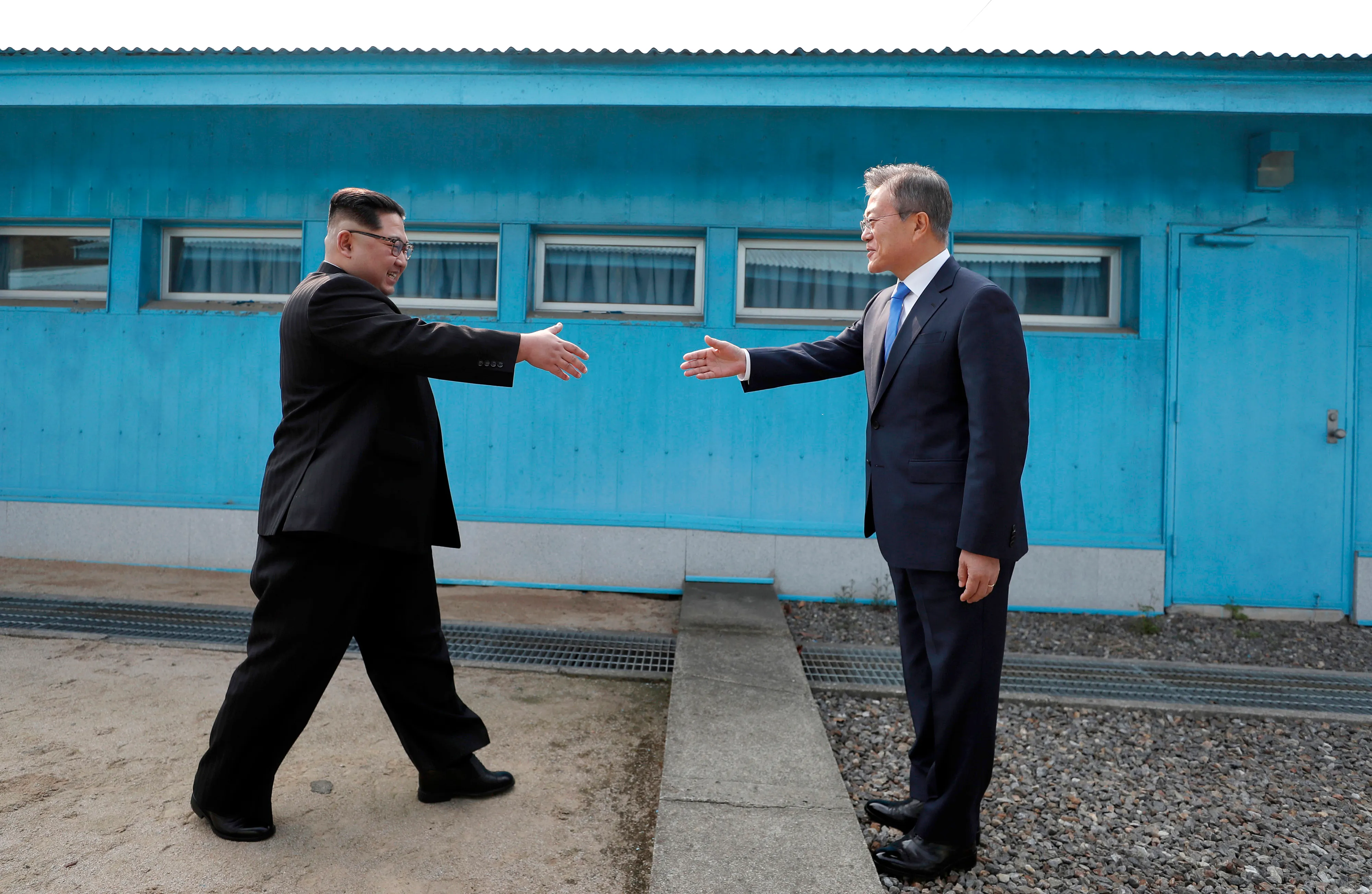 2019年4月27日，北韓領導人金正恩與南韓總統文在寅板門店非軍事區（DMZ）會面，並跨越劃分兩韓的38度線（AP）
