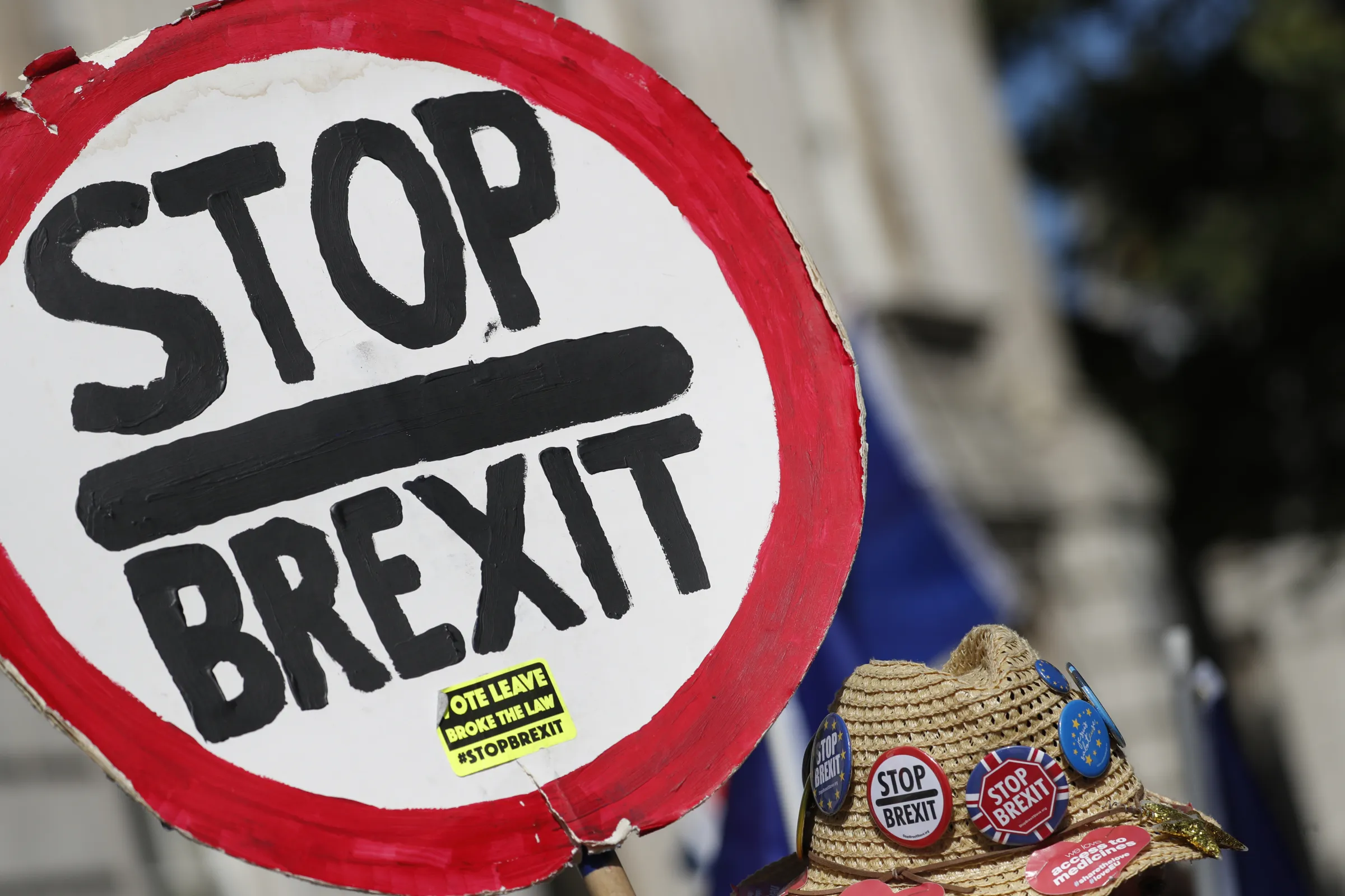 英國脫歐歹戲拖棚，反對脫歐的民眾舉行示威。（AP）