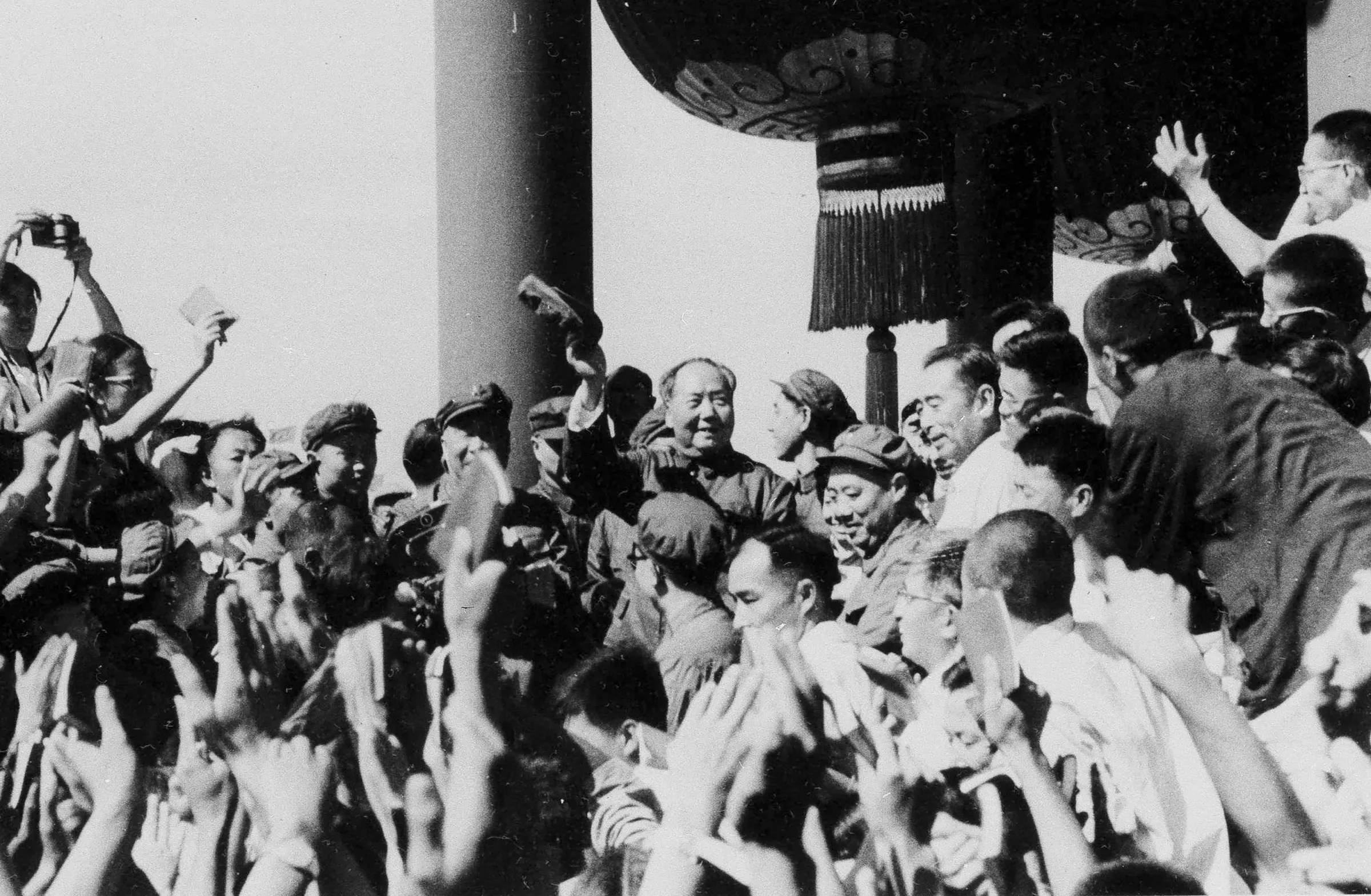 1966年文革期間，毛澤東接見來自全國各地的學生革命領袖。中國正在籌備「十一國慶」，展現70年來在經濟、軍事等發展方向的繁榮。（AP）