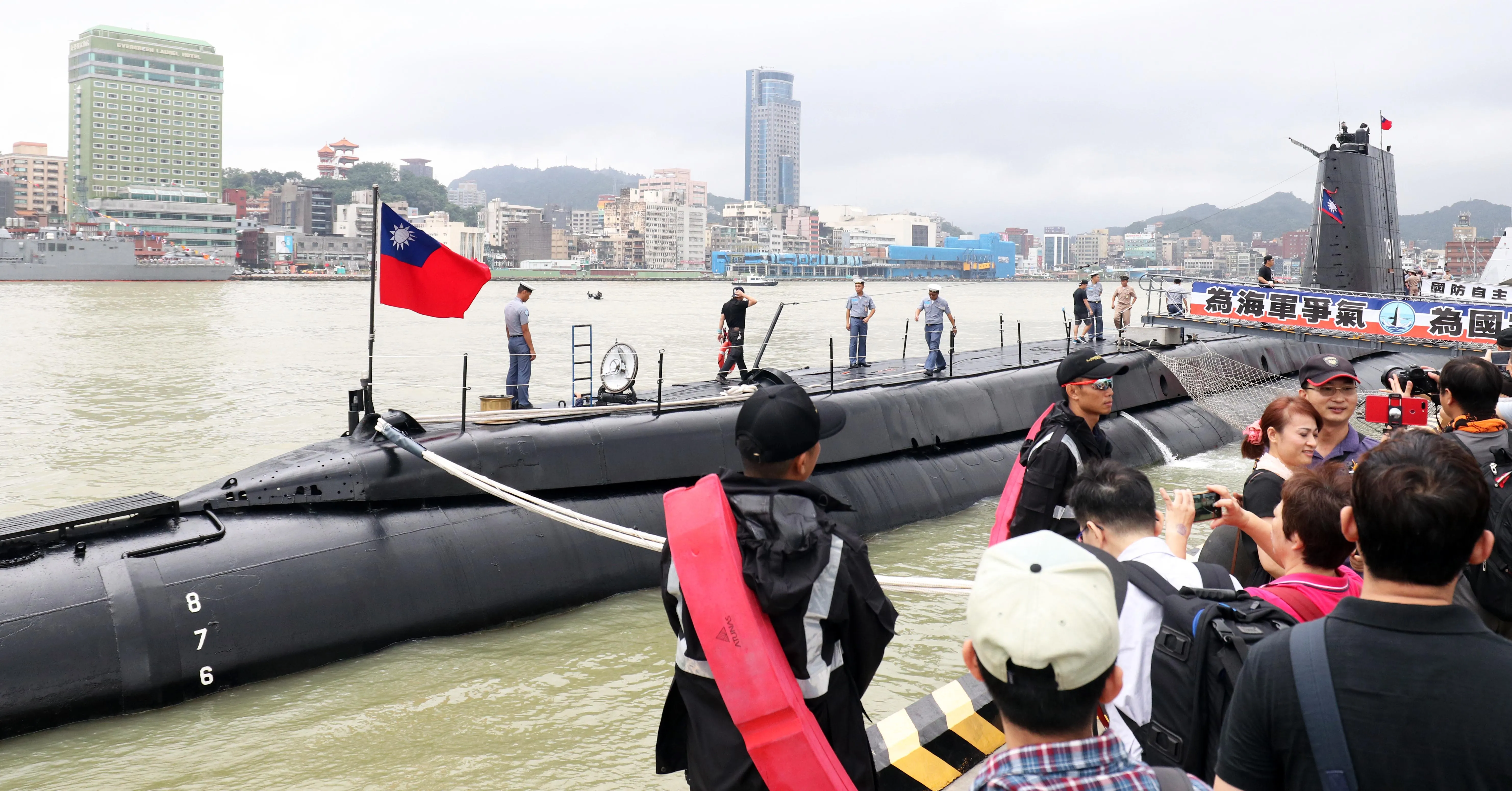 20190928-海軍基隆港営区開放，艦齢超過70年のガピー級「シーライオン軍艦」が見学者を引きつける。（蘇仲泓撮影）