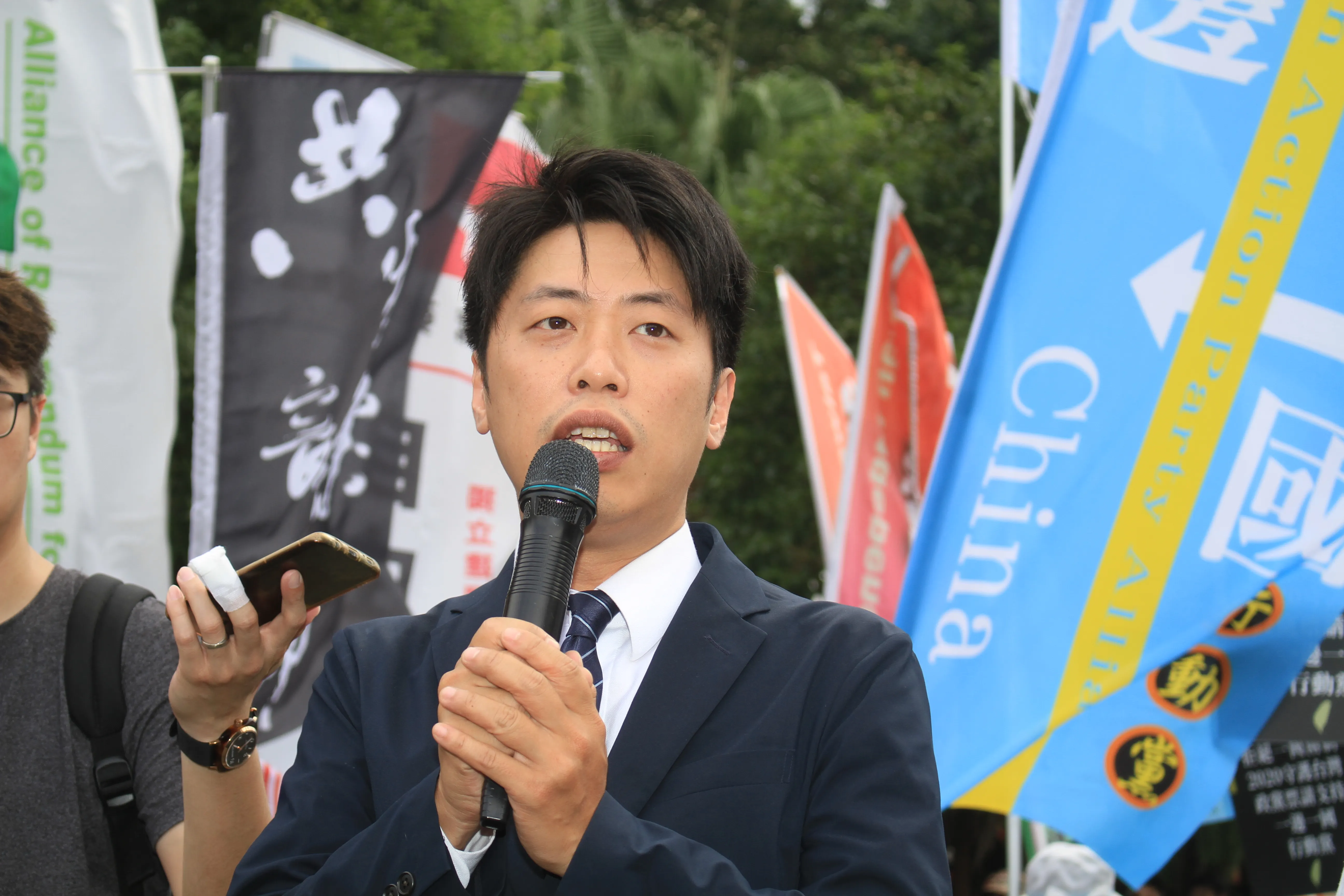 20191013-13日午後、民間団体が「史明と再び台湾の路を歩く」パレードを開催。参加者数は初めから千を超えた。社会活動に取り組む張之豪（画像参照）は、史明の体調が2015年にはすでに悪化していたが、それでも講演を続けていたと語る。（蔡親傑撮影）