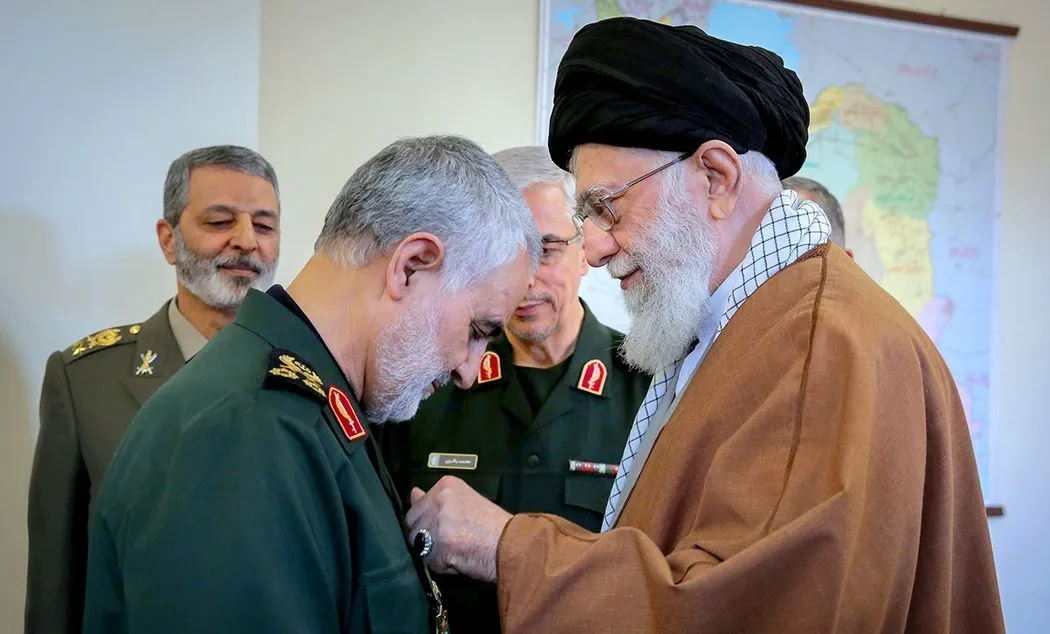 2019年3月11日，蘇萊曼尼（Qasem Soleimani）獲伊朗最高領導人哈米尼（Ali Khamenei）頒贈寶劍勳章（Order of Zolfaghar）（Khamenei.ir@Wikipedia / CC BY 4.0）