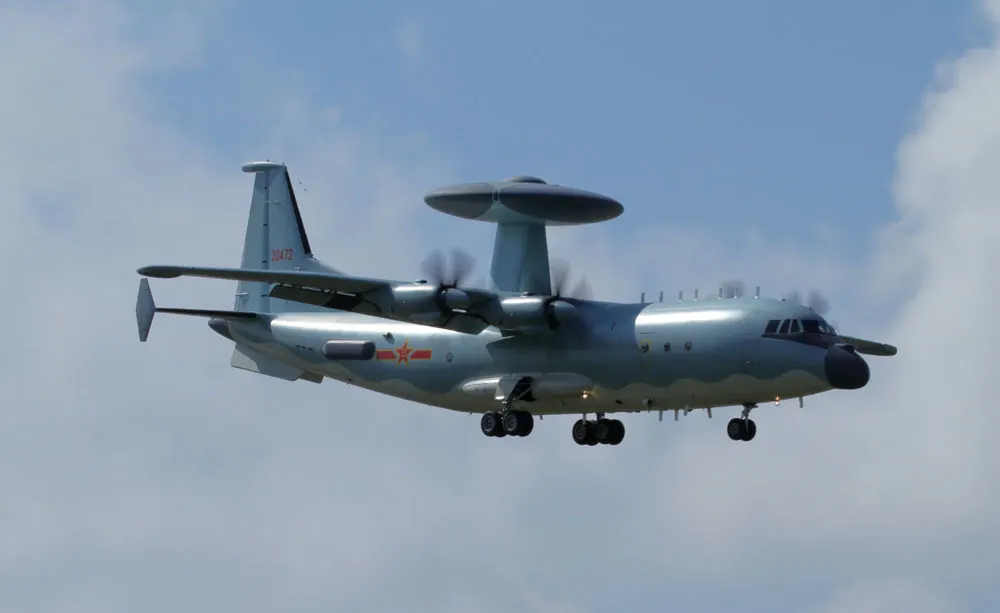 中国は空警500早期警戒機などの戦闘機で護衛し無人機で我が戦闘機を逼迫させ、我が方が逃れにくくする可能性がある。写真は中国の空警500早期警戒機。（翻攝自維キペディア）