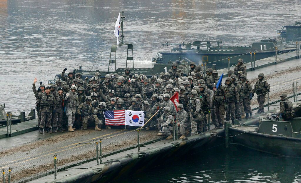 韓軍與駐韓美軍在聯合軍演後合影。（美聯社）