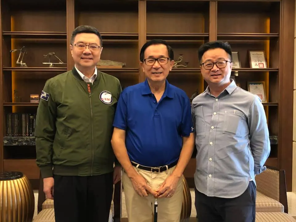 20190920-民進黨主席卓榮泰（左）、秘書長羅文嘉（右）20日下午南下高雄拜訪前總統陳水扁（中）。（取自陳致中臉書）