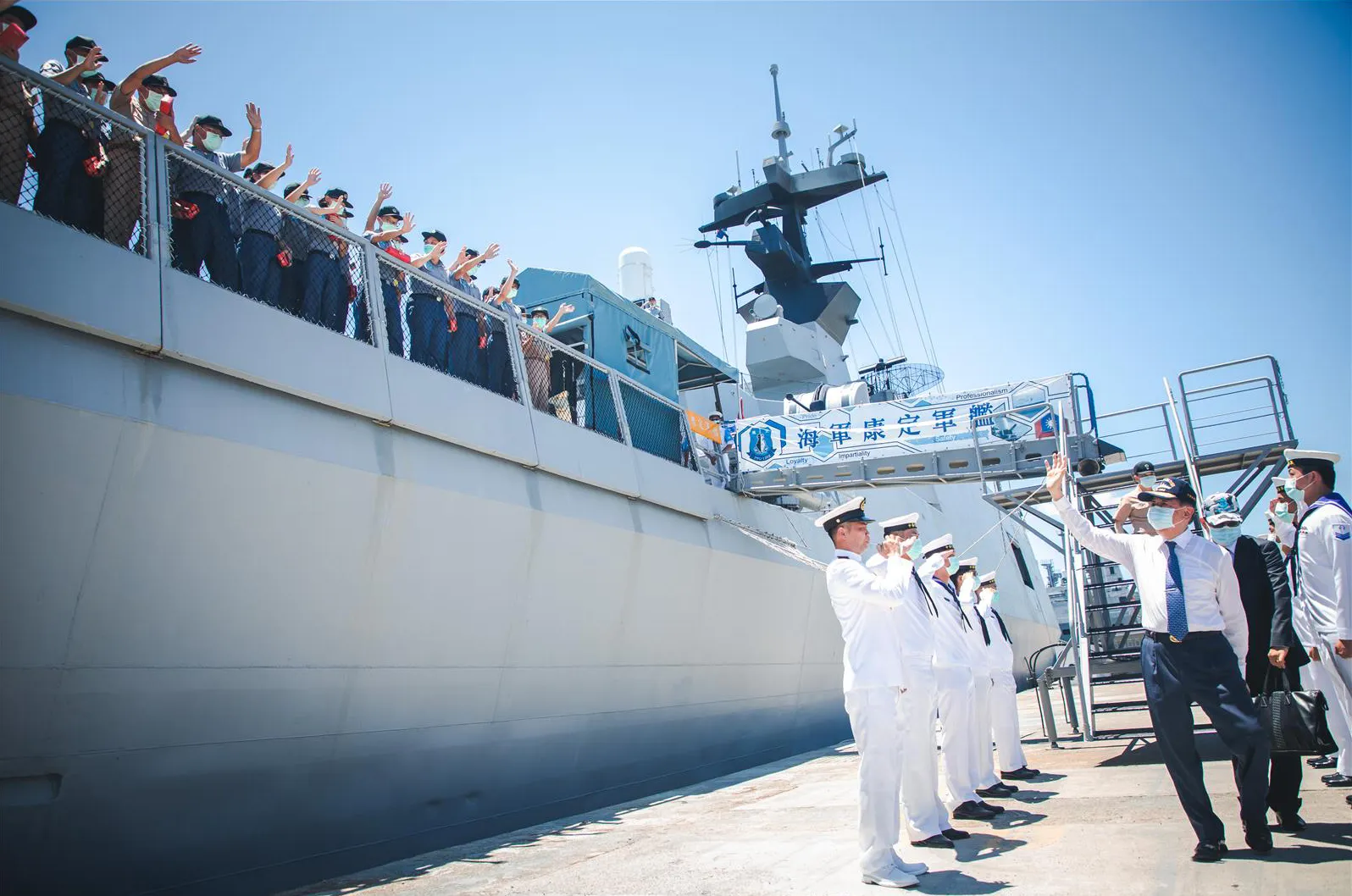 20200605-中華民國軍人之友社理事長李棟樑4日率團前往海軍「康定艦」實施慰問。（取自青年日報）