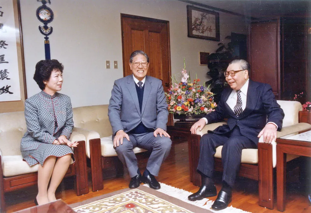 陳儀深說，蔣經國（右）之所以選李登輝（中），很有可能是企圖以提拔李等台籍菁英來回應當時國際對台灣局勢的關切。（新新聞資料照）