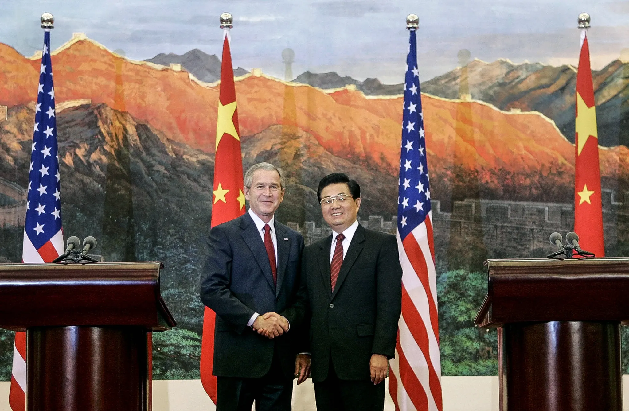 2005年，美國總統小布希（George W. Bush）在北京人民大會堂與中國國家主席胡錦濤握手。（AP）