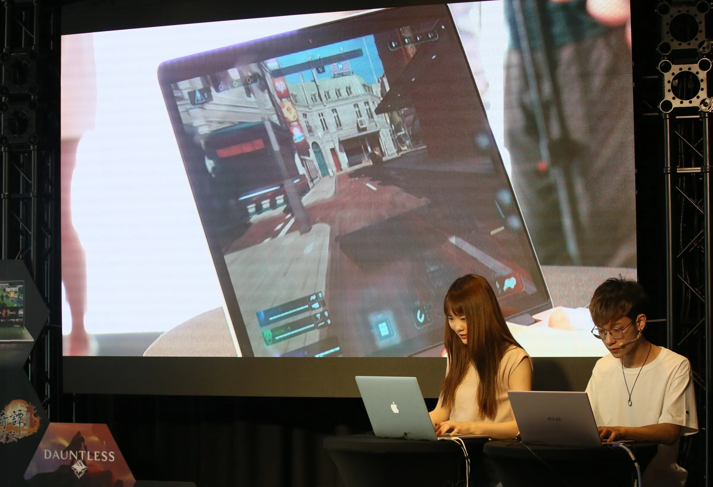 台灣大哥大與NVIDIA 24日發表「GeForce NOW聯盟 Taiwan Mobile」雲端遊戲平台，玩家現場試玩。(柯承惠攝)