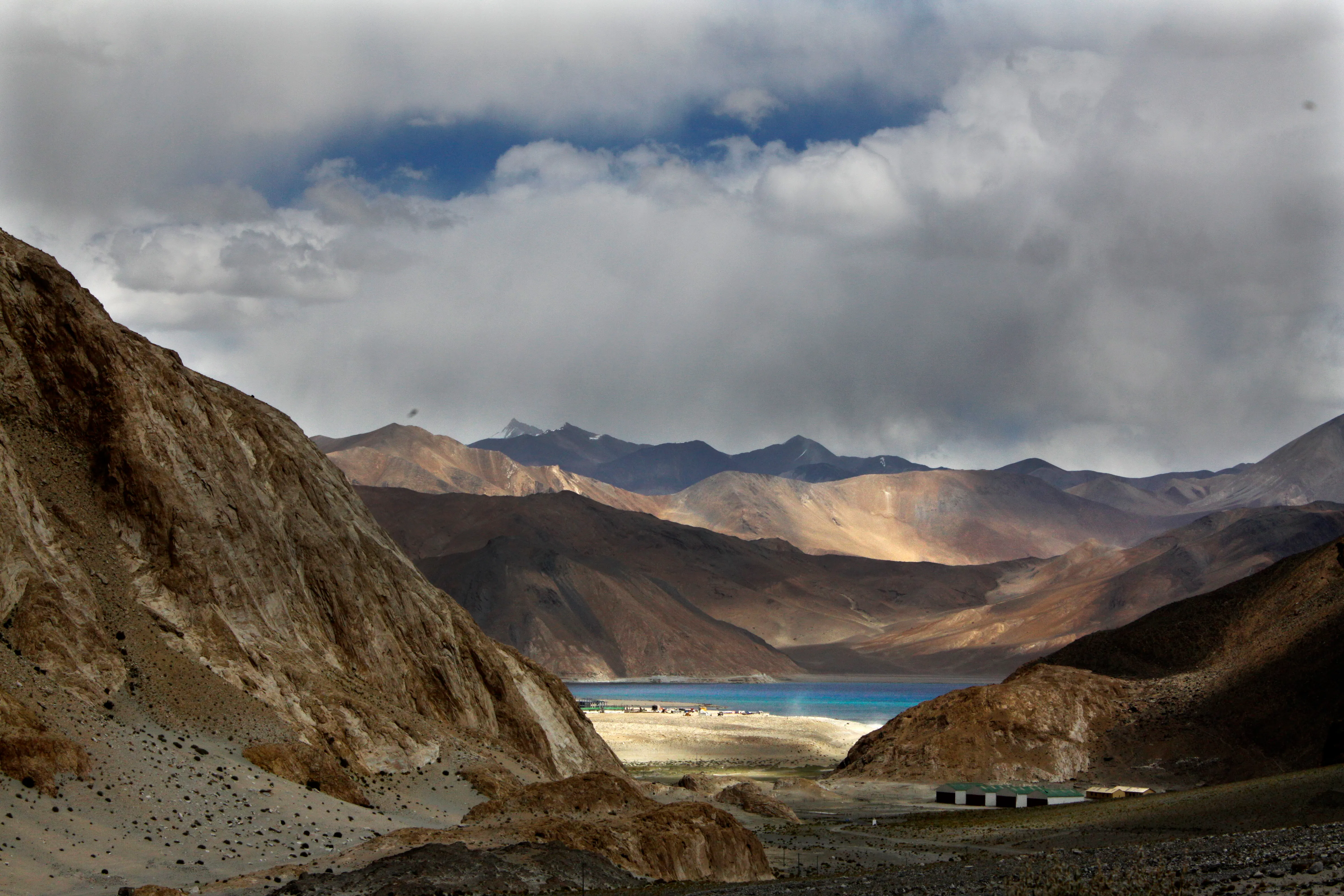 中印邊界拉達克地區的班公錯湖（Pangong Tso Lake）。中印兩國在拉達克屢起衝突。（AP）