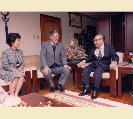 20200915- 1984年3月22日，故總統蔣經國蒞臨已故前總統李登輝大安住所致賀當選副總統。（取自總統府）